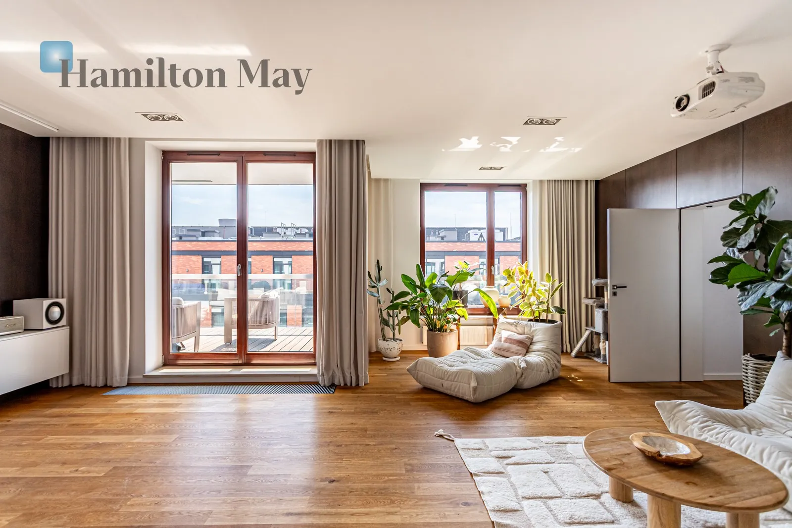 Street: Leszczyńska Region: Śródmieście Subregion: Powiśle Distance to centre: 1.63 km Level: 6 Price: 28000 PLN Bedrooms: 5 Bathrooms: 3 Size: 200m2 Price/m2: 140 PLN - slider