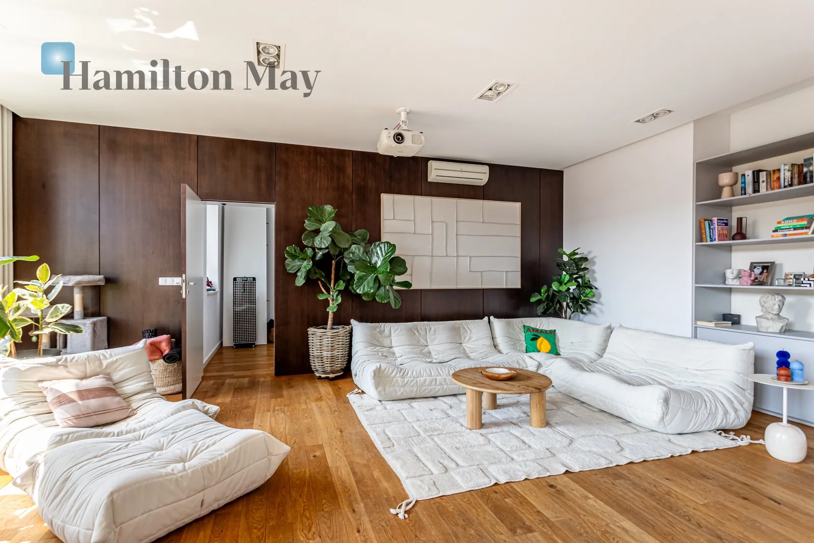 City: Warszawa Street: Leszczyńska Region: Śródmieście Subregion: Powiśle Distance to centre: 1.63 km Level: 6 Price: 28000 PLN Bedrooms: 5 Bathrooms: 3 Size: 200m2 - slider