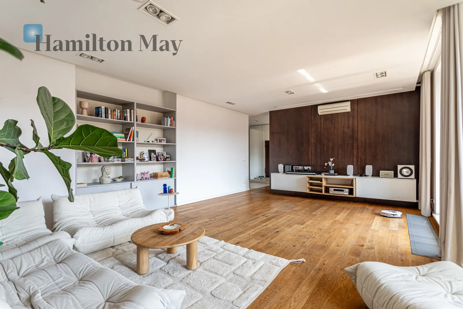 City: Warszawa Street: Leszczyńska Region: Śródmieście Subregion: Powiśle Distance to centre: 1.63 km Level: 6 Price: 28000 PLN Bedrooms: 5 Bathrooms: 3 - slider