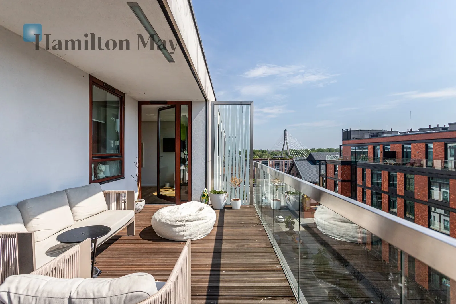 Distance to centre: 1.63 km Level: 6 Price: 28000 PLN Bedrooms: 5 Bathrooms: 3 Size: 200m2 Price/m2: 140 PLN - slider