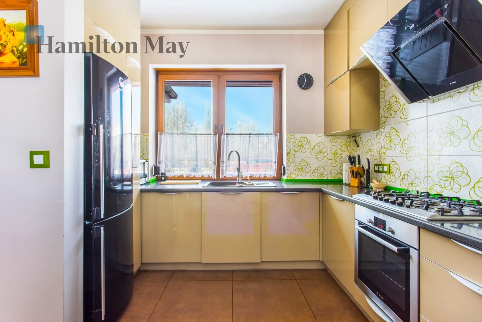 For sale: a functional detached house with a usable area of 166.57 m², situated on a 761 m² plot. Built in 2014, it's ideal for a family looking for a comfortable home with a flexible layout and multiple heating sources - slider