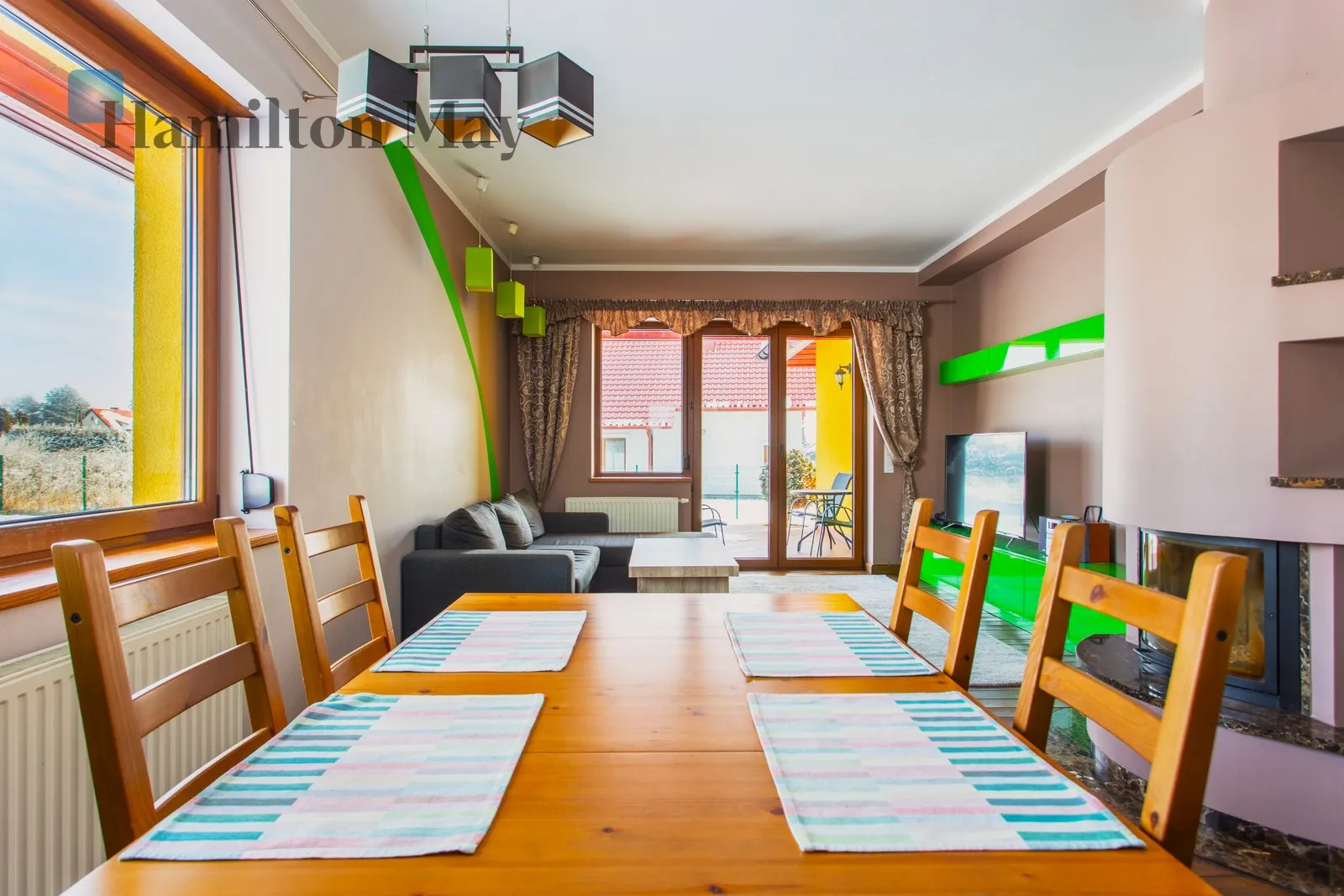 For sale: a functional detached house with a usable area of 166.57 m², situated on a 761 m² plot. Built in 2014, it's ideal for a family looking for a comfortable home with a flexible layout and multiple heating sources - slider