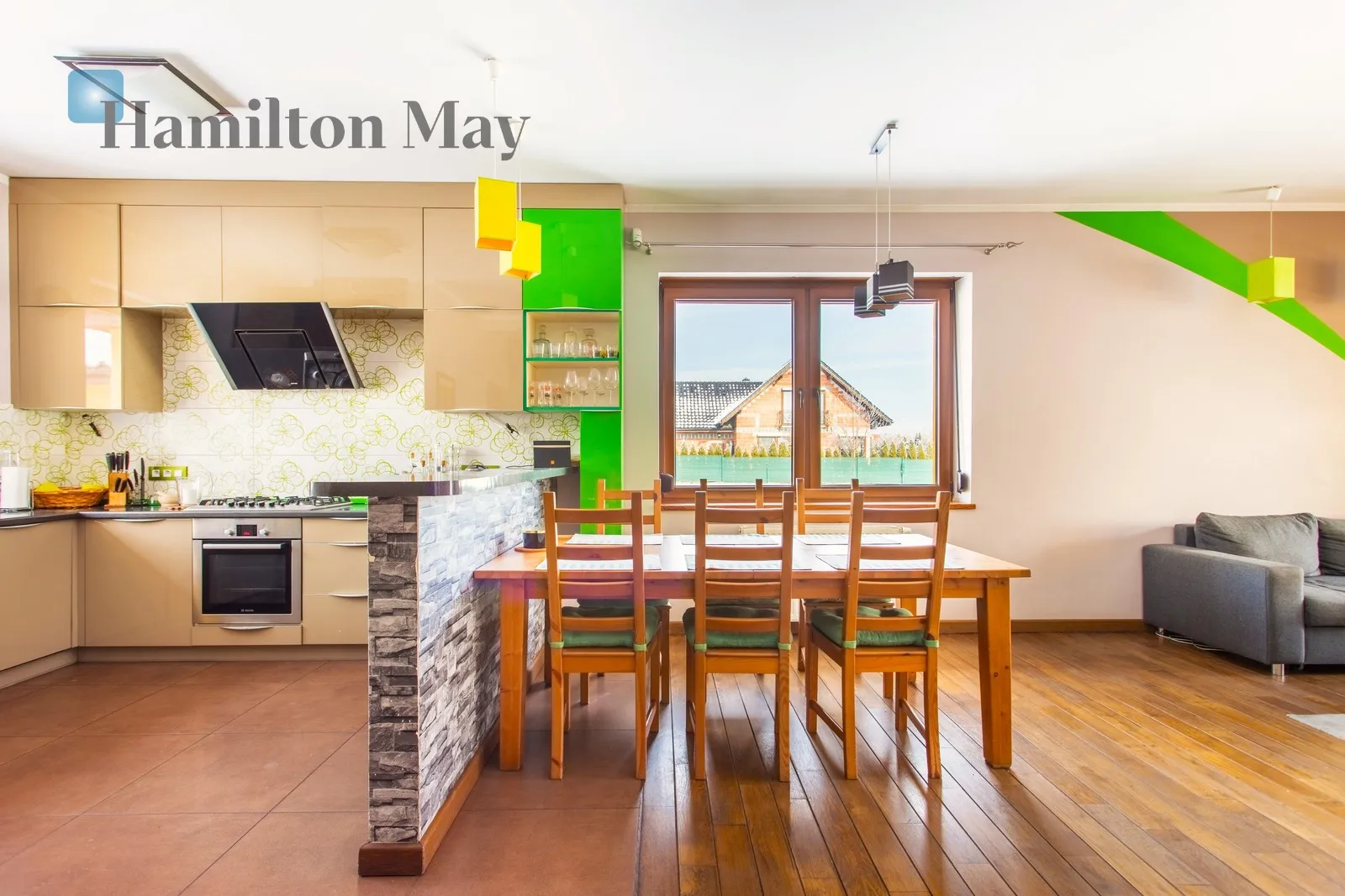For sale: a functional detached house with a usable area of 166.57 m², situated on a 761 m² plot. Built in 2014, it's ideal for a family looking for a comfortable home with a flexible layout and multiple heating sources - slider