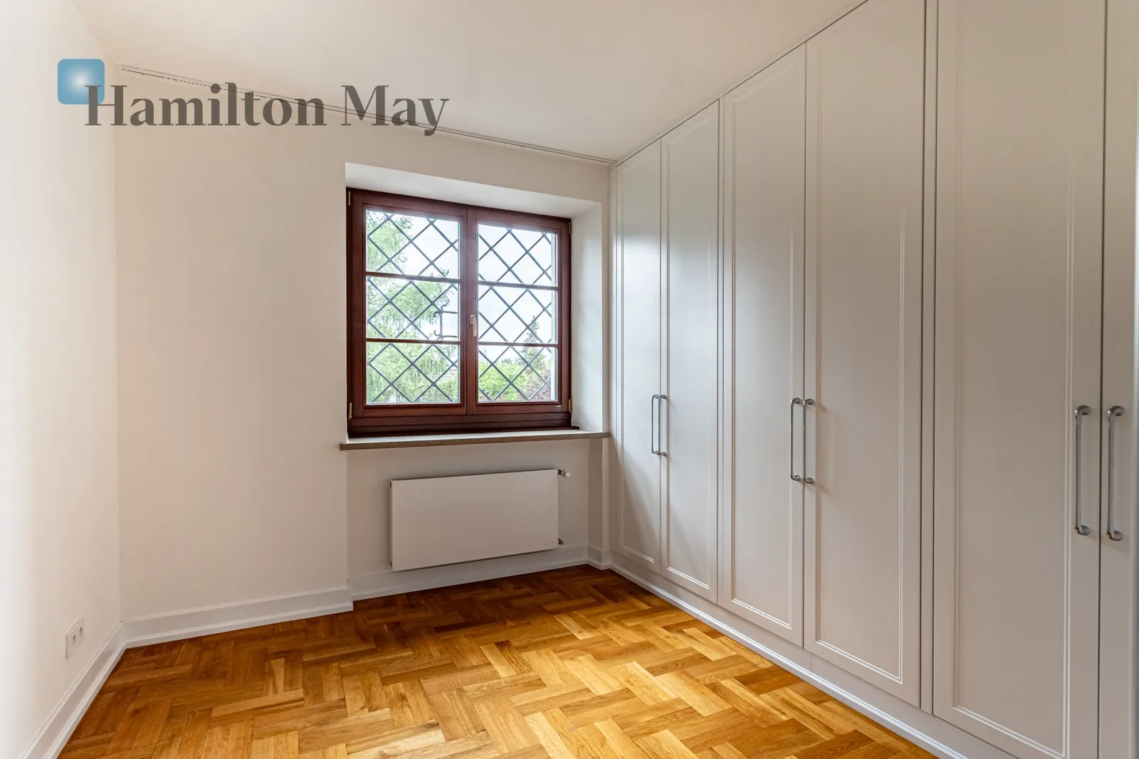 Subregion: Saska Kępa Distance to centre: 3.09 km Level: 1 Price: 14000 PLN Bedrooms: 4 Bathrooms: 2 Size: 175m2 - slider