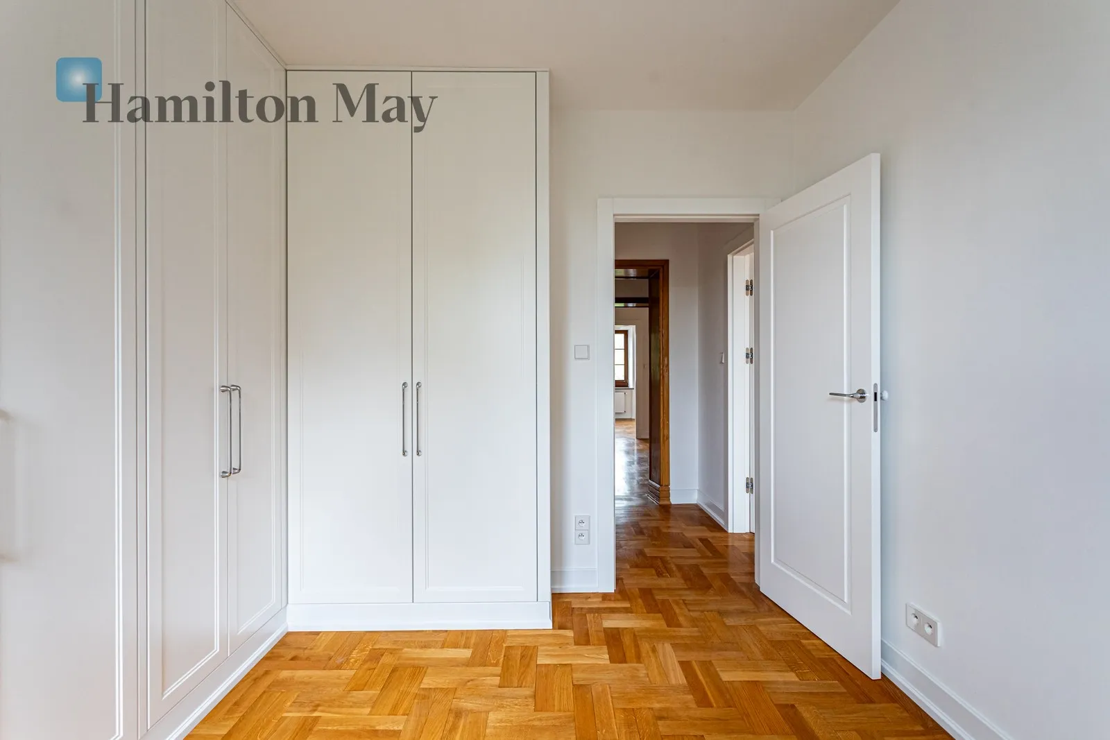 Distance to centre: 3.09 km Level: 1 Price: 14000 PLN Bedrooms: 4 Bathrooms: 2 Size: 175m2 Price/m2: 80 PLN - slider