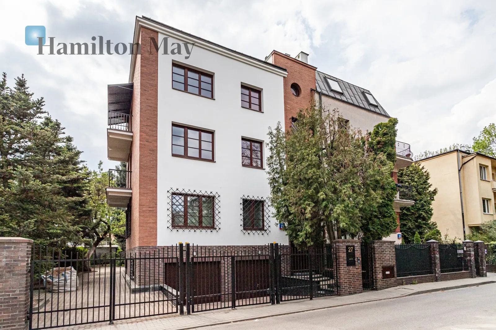 Subregion: Saska Kępa Distance to centre: 3.09 km Level: 1 Price: 14000 PLN Bedrooms: 4 - slider