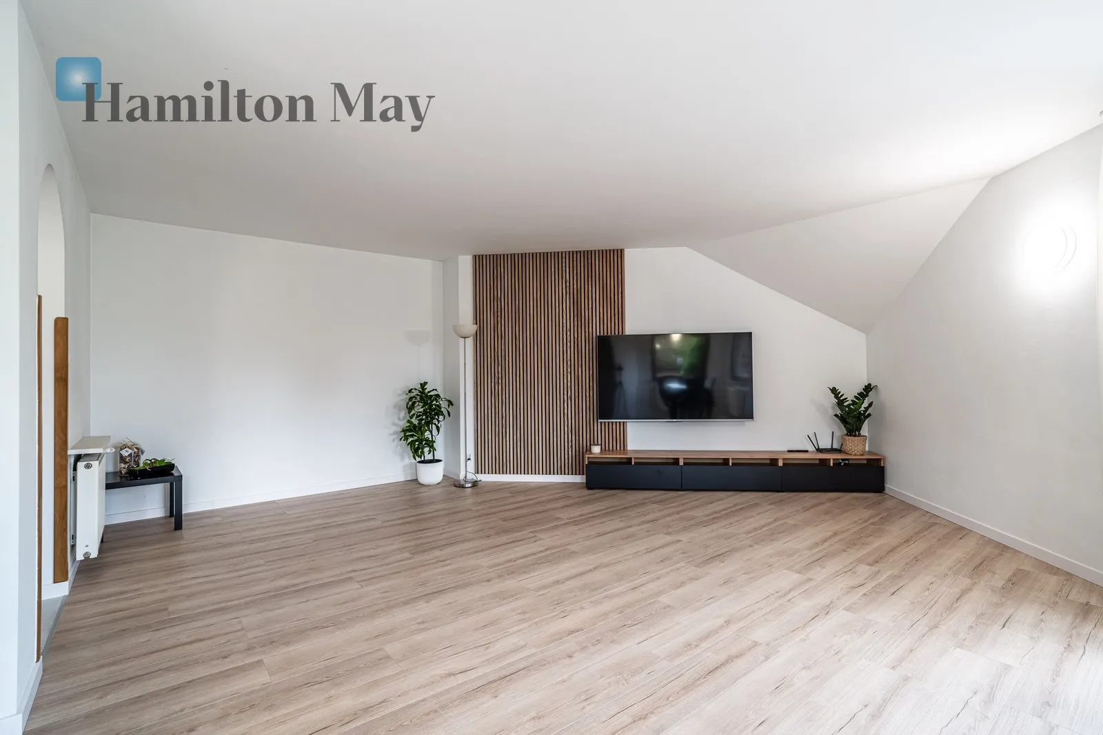 Price: 9900 PLN Bedrooms: 5 Bathrooms: 2 Plot size: 1000m2 - slider