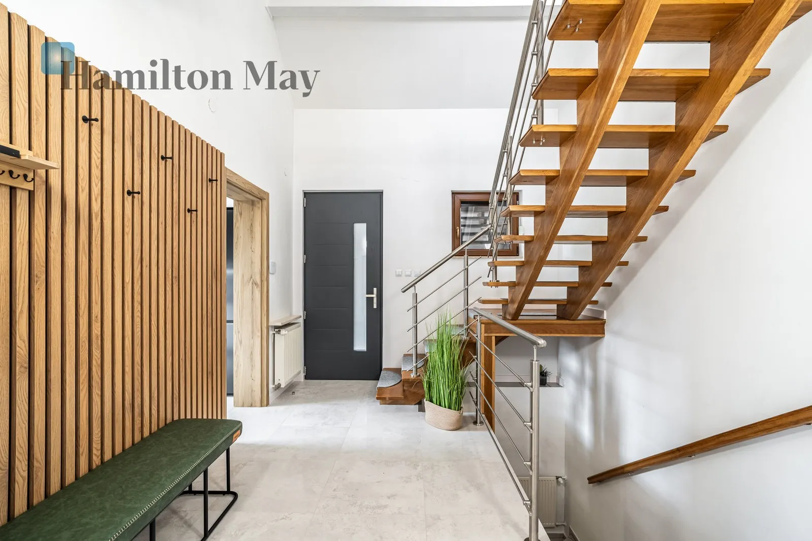 Bedrooms: 5 Bathrooms: 2 Plot size: 1000m2 - slider