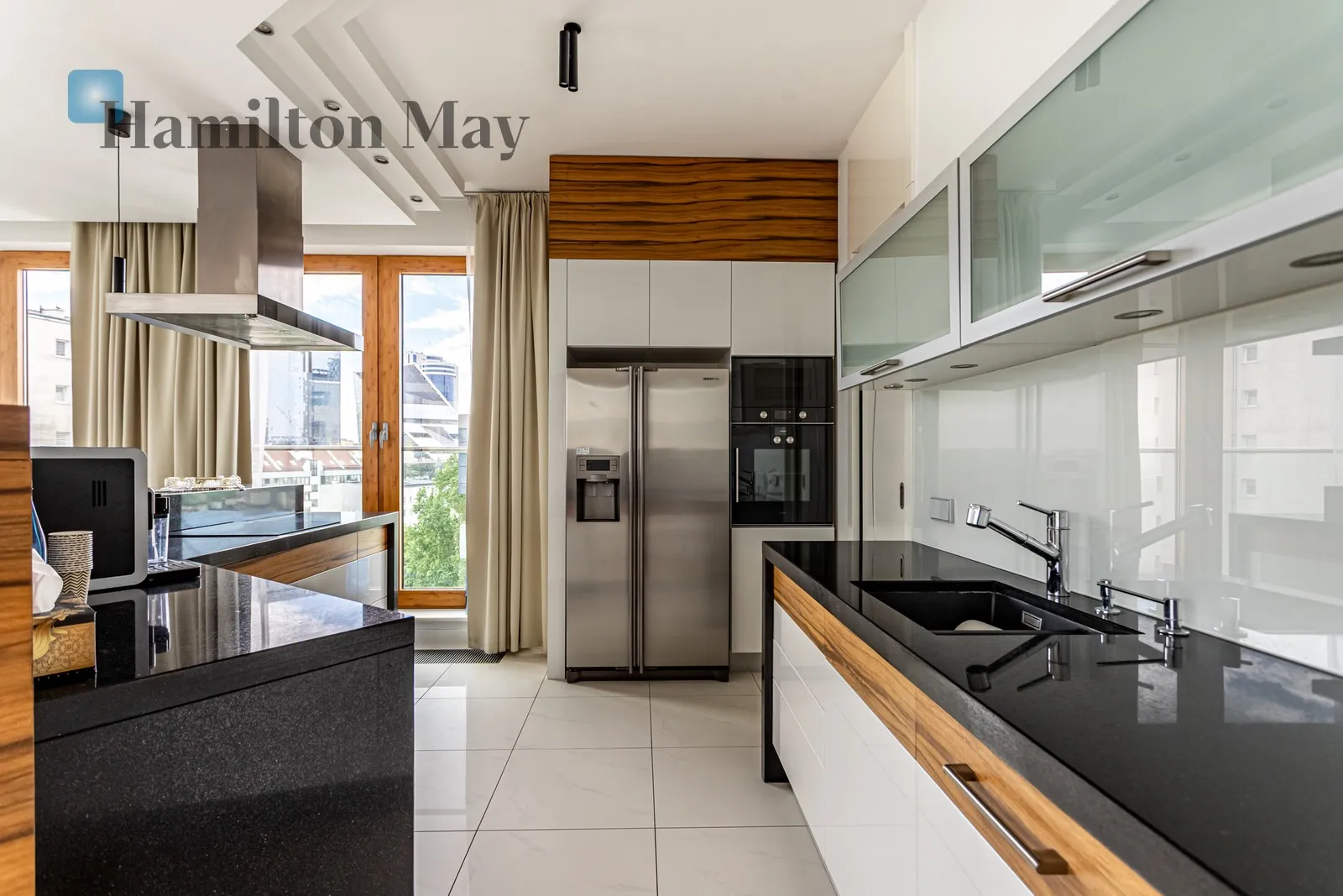 Street: Sienna Region: Wola Subregion: Mirów Distance to centre: 1.28 km Level: 8 Price: 7900000 PLN Bedrooms: 4 Bathrooms: 3 - slider