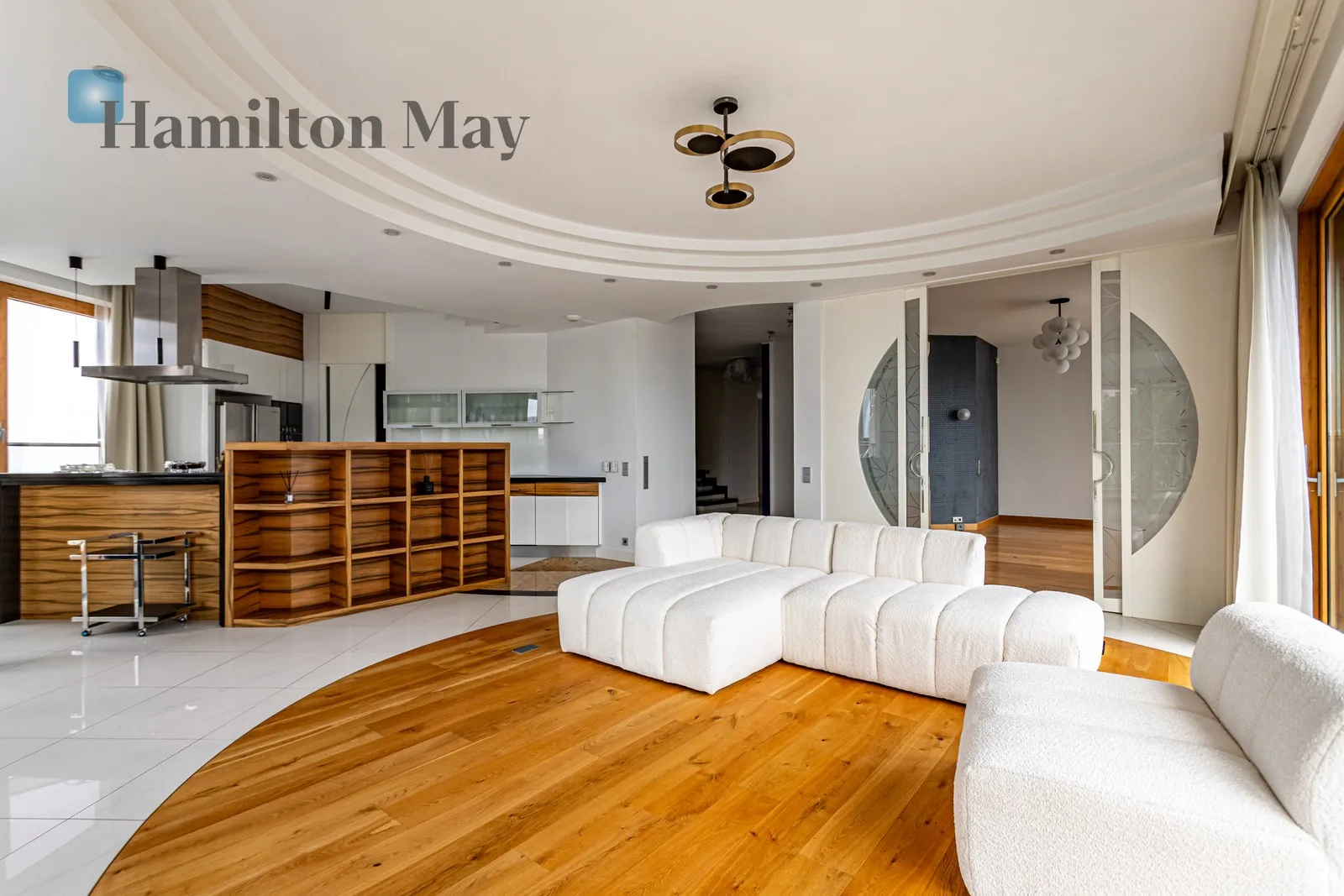Street: Sienna Region: Wola Subregion: Mirów Distance to centre: 1.28 km Level: 8 Price: 7900000 PLN Bedrooms: 4 Bathrooms: 3 Size: 342m2 - slider