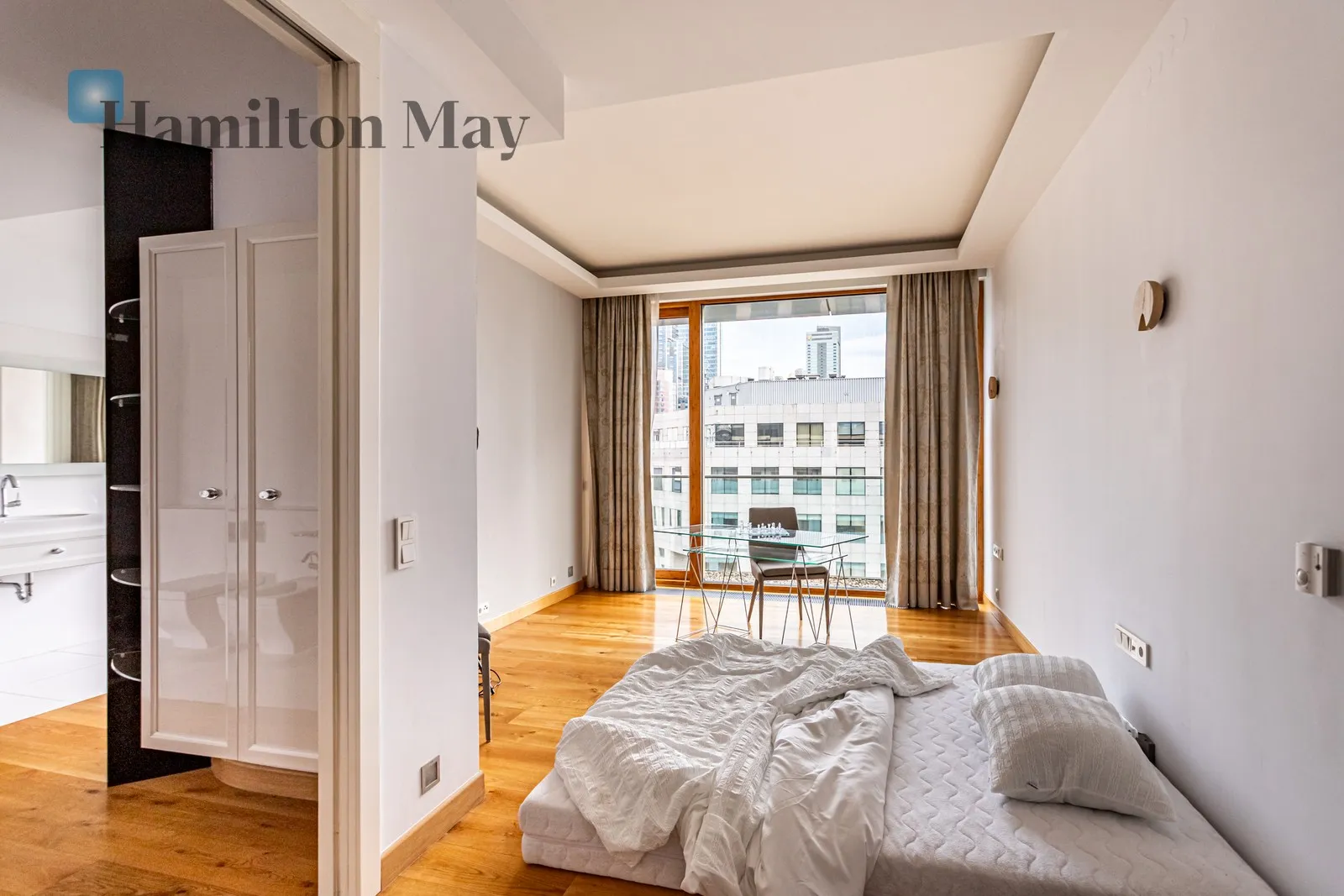 Region: Wola Subregion: Mirów Distance to centre: 1.28 km Level: 8 Price: 7900000 PLN Bedrooms: 4 Bathrooms: 3 Size: 342m2 - slider