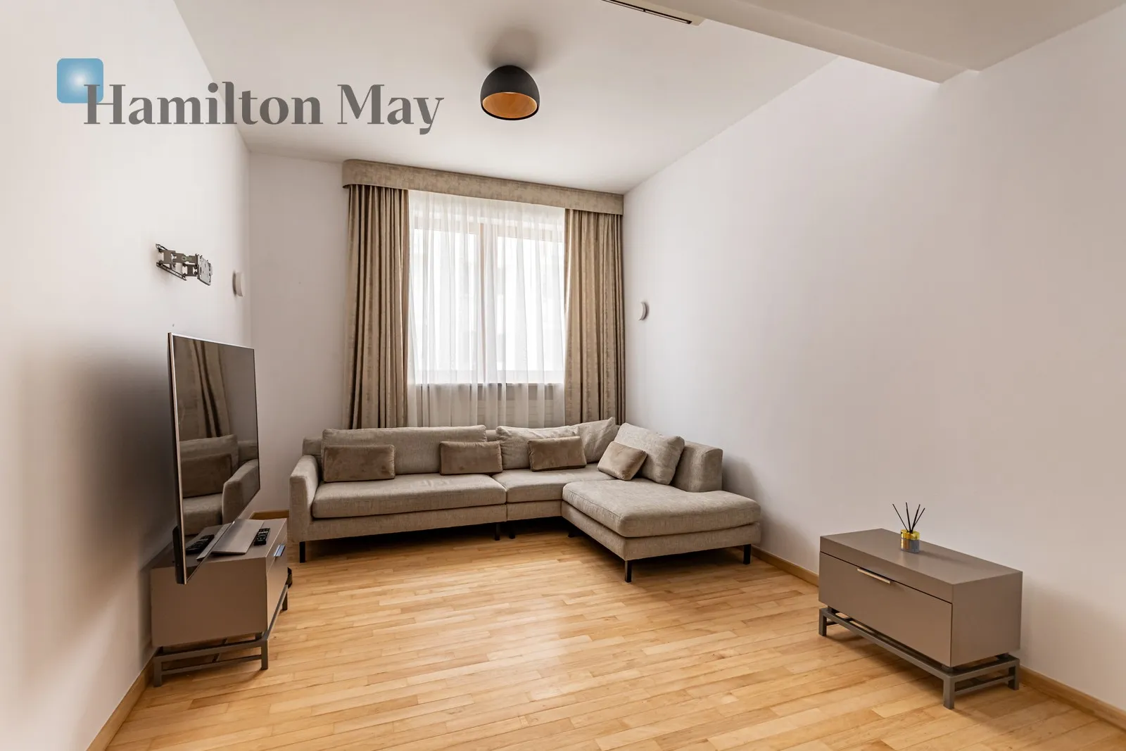 Subregion: Mirów Distance to centre: 1.28 km Level: 8 Price: 7900000 PLN Bedrooms: 4 Bathrooms: 3 Size: 342m2 Price/m2: 23099 PLN - slider