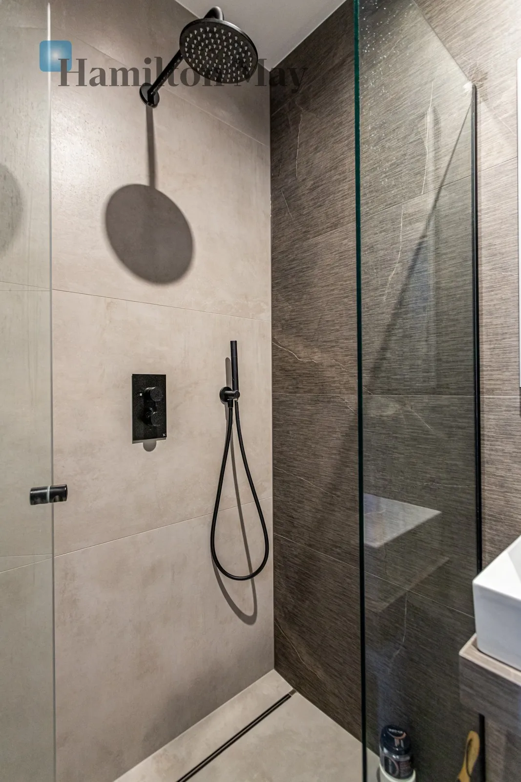 Subregion: Czyste Distance to centre: 3.8 km Level: 13 Price: 8700 PLN Bedrooms: 3 Bathrooms: 2 - slider
