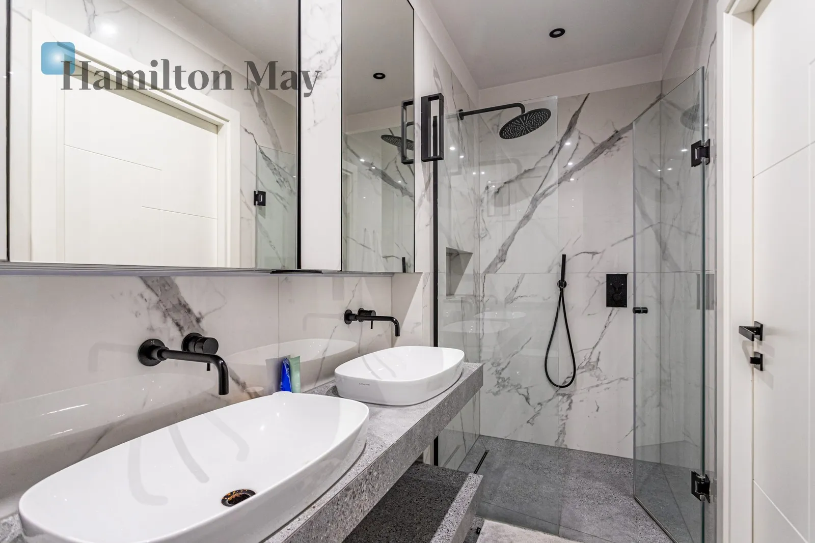 Distance to centre: 3.8 km Level: 13 Price: 8700 PLN Bedrooms: 3 Bathrooms: 2 Size: 93m2 - slider