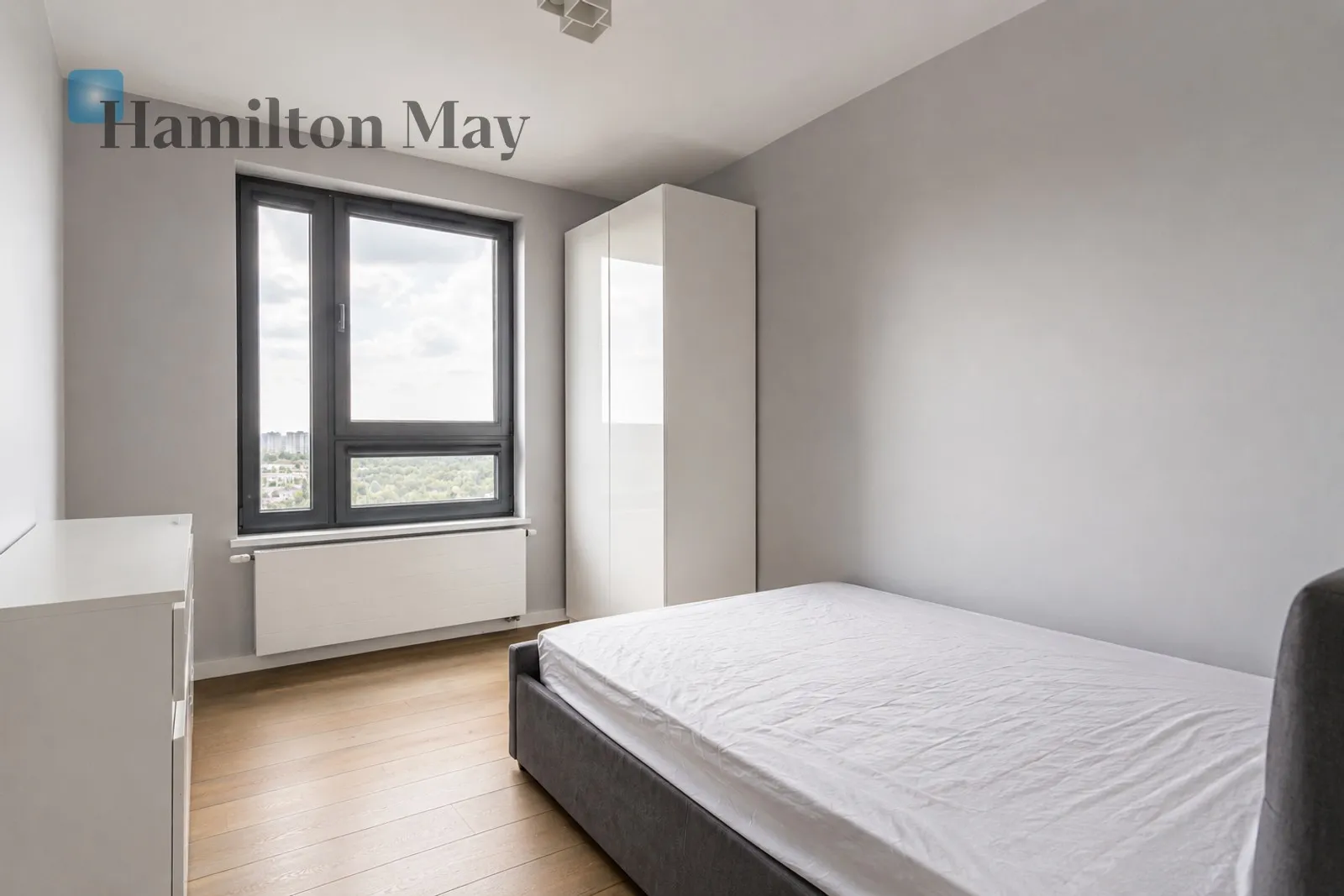 Distance to centre: 3.8 km Level: 13 Price: 8700 PLN Bedrooms: 3 Bathrooms: 2 - slider