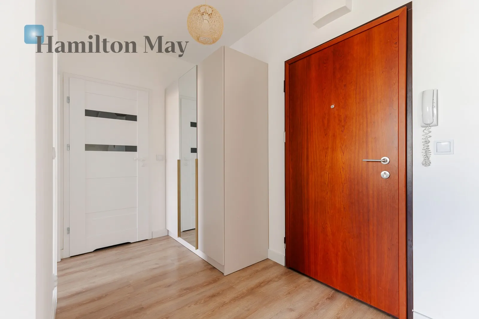 Street: Kłopot Region: Wola Distance to centre: 3.75 km Level: 3 Price: 1200000 PLN Bedrooms: 1 - slider
