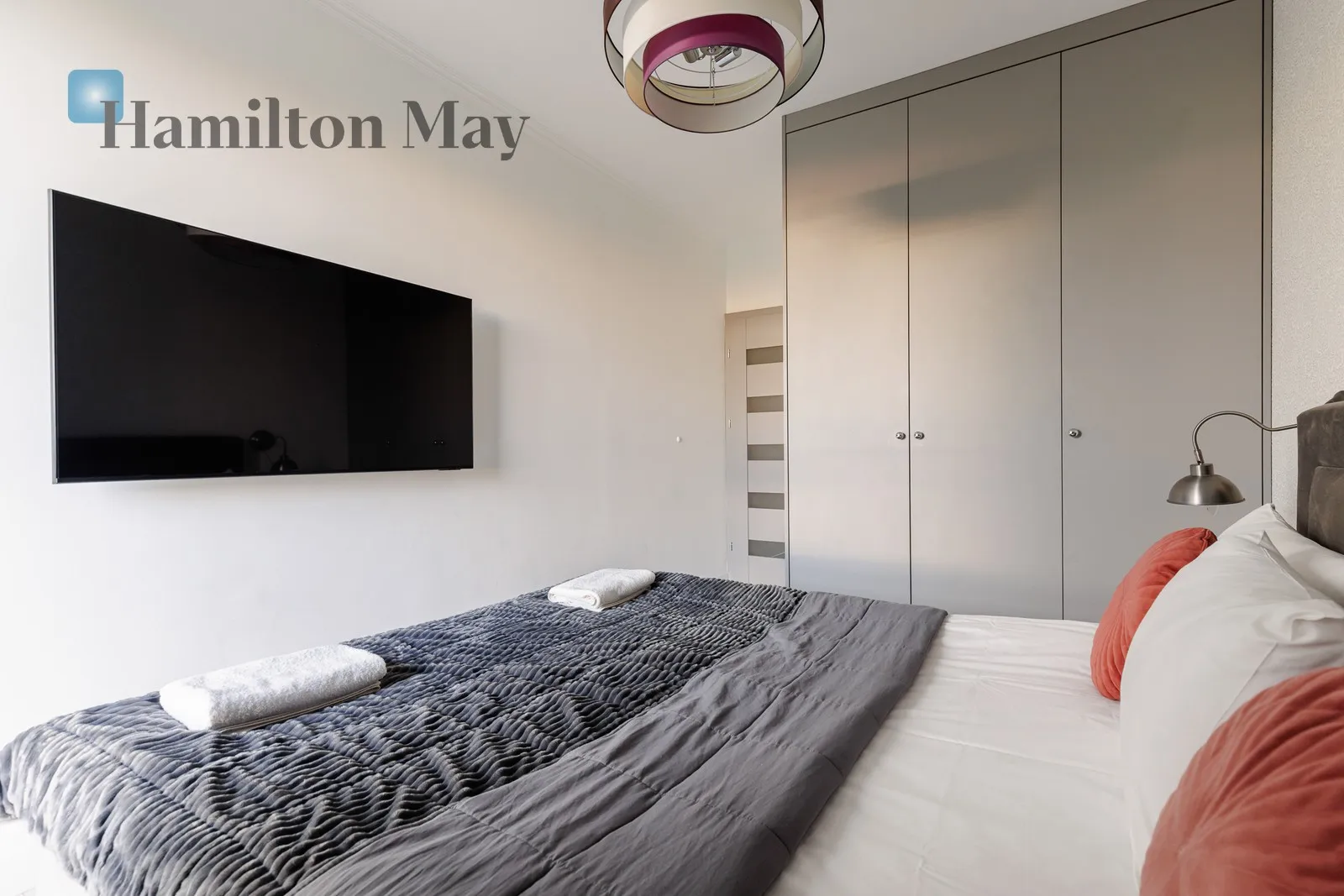 Street: Kłopot Region: Wola Subregion: Powązki Distance to centre: 3.75 km Level: 4 Price: 1170000 PLN Bedrooms: 1 Bathrooms: 1 - slider