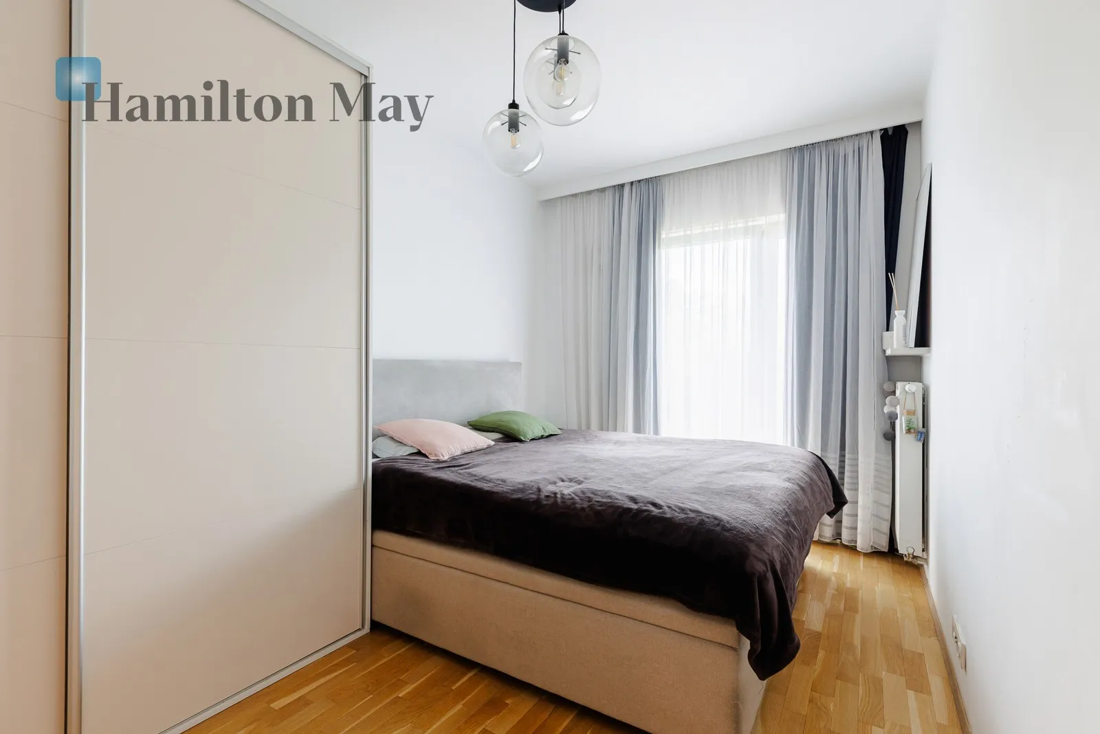 Street: Aleja Wilanowska Region: Mokotów Subregion: Ksawerów Distance to centre: 5.91 km Price: 1155000 PLN Bedrooms: 1 Bathrooms: 2 - slider