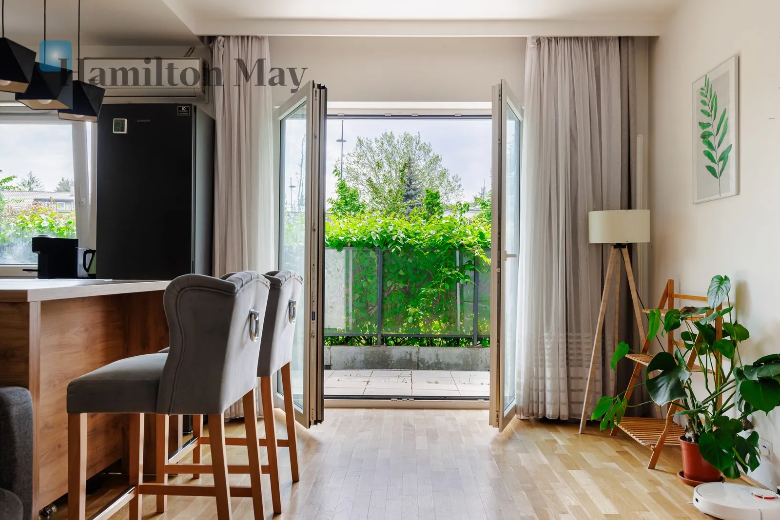 City: Warszawa Street: Aleja Wilanowska Region: Mokotów Subregion: Ksawerów Distance to centre: 5.91 km Price: 1155000 PLN Bedrooms: 1 Bathrooms: 2 - slider