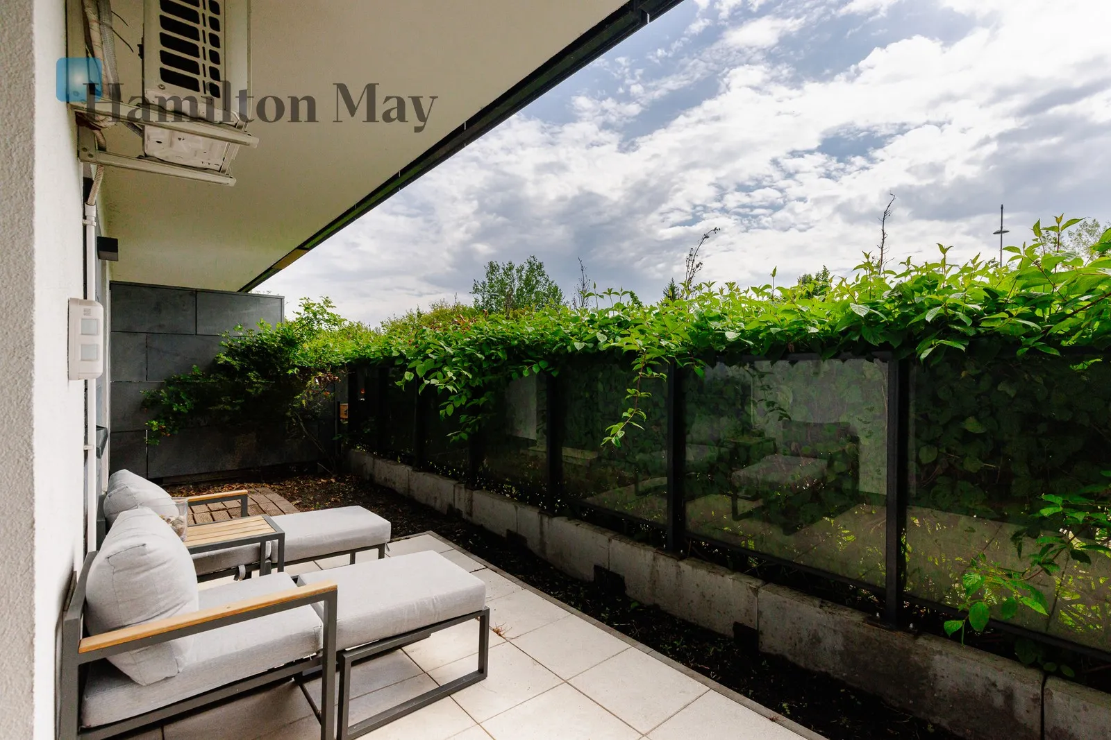 Region: Mokotów Subregion: Ksawerów Distance to centre: 5.91 km Price: 1155000 PLN Bedrooms: 1 Bathrooms: 2 - slider