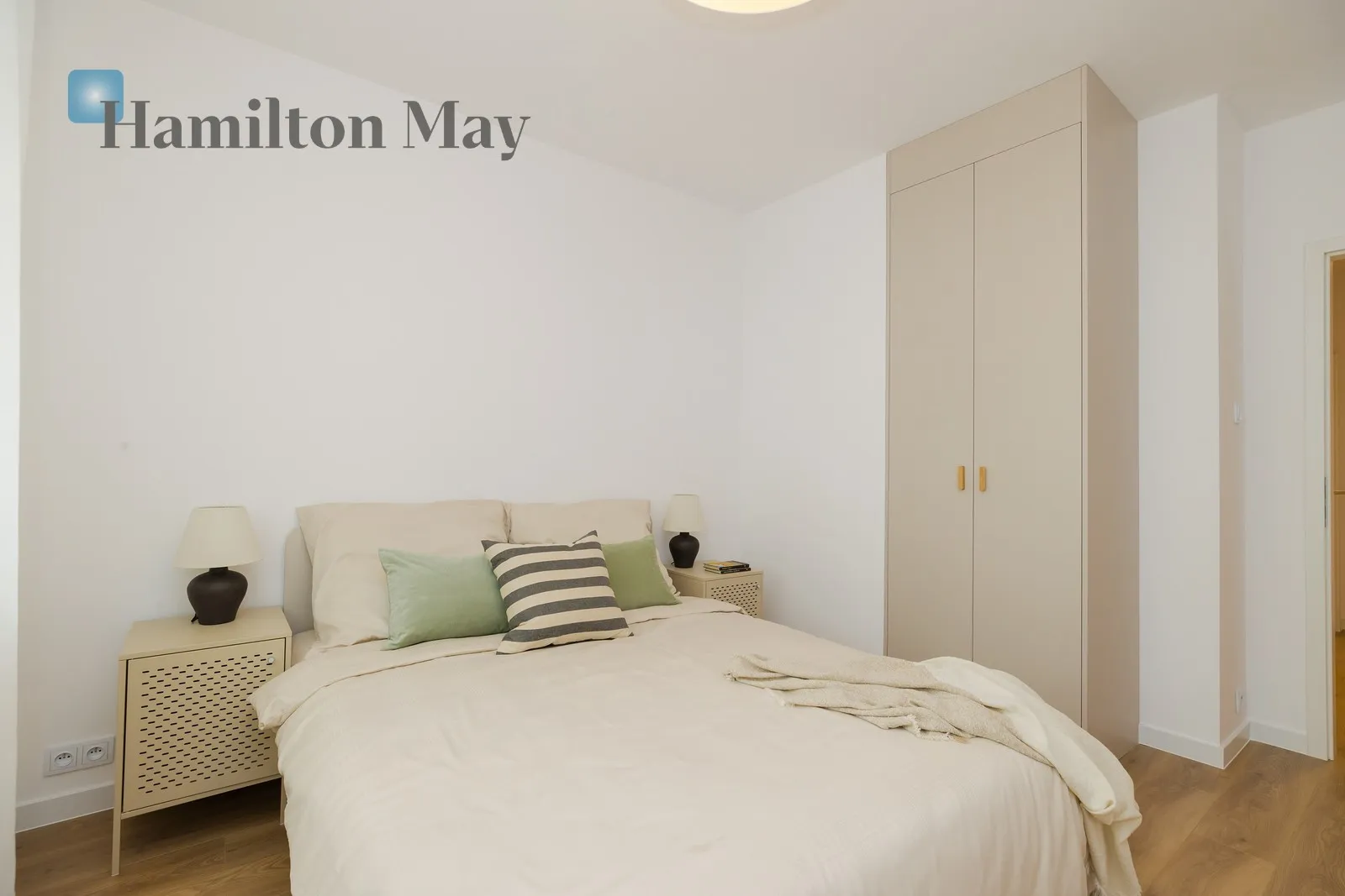 Street: Żupnicza Region: Praga-Południe Subregion: Kamionek Distance to centre: 4.8 km Level: 5 Price: 1080000 PLN Bedrooms: 2 Bathrooms: 1 - slider