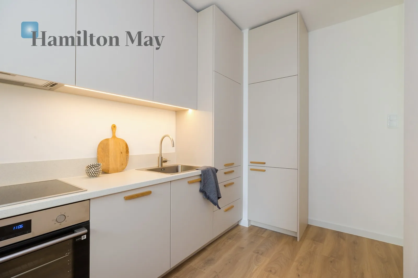 Street: Żupnicza Region: Praga-Południe Subregion: Kamionek Distance to centre: 4.8 km Level: 5 Price: 1080000 PLN Bedrooms: 2 Bathrooms: 1 Size: 57.1m2 - slider