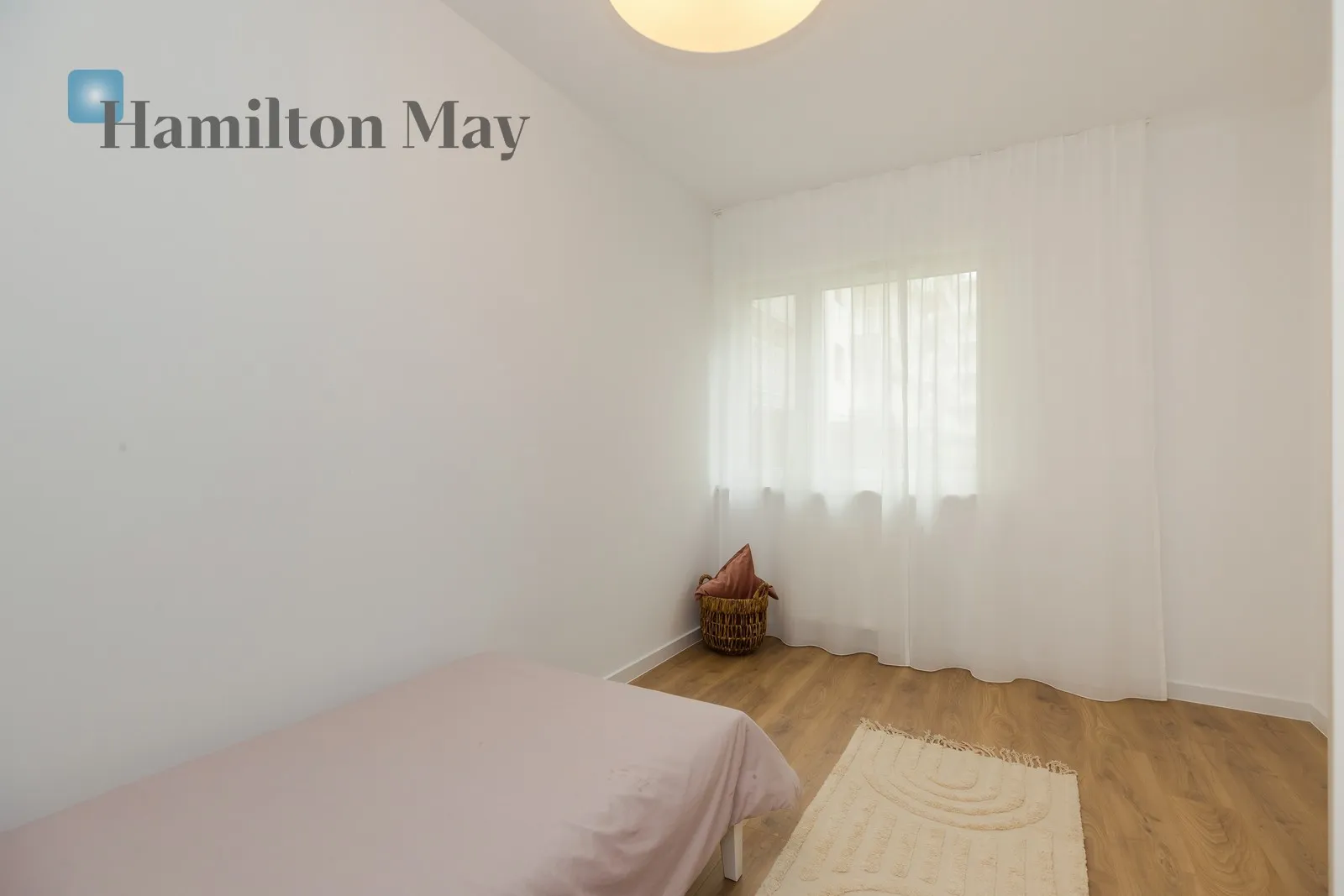 Street: Żupnicza Region: Praga-Południe Subregion: Kamionek Distance to centre: 4.8 km Level: 5 Price: 1080000 PLN Bedrooms: 2 - slider
