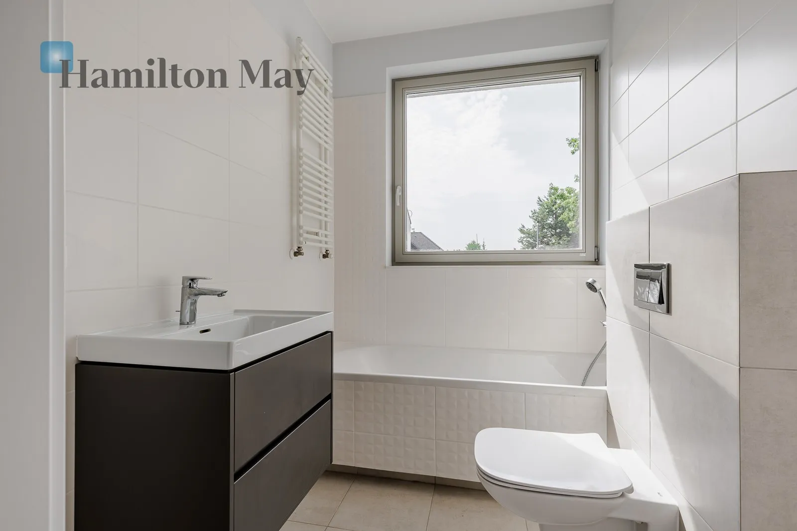 Region: Klarysew Distance to centre: 15.1 km Price: 15000 PLN Bedrooms: 4 Bathrooms: 3 - slider