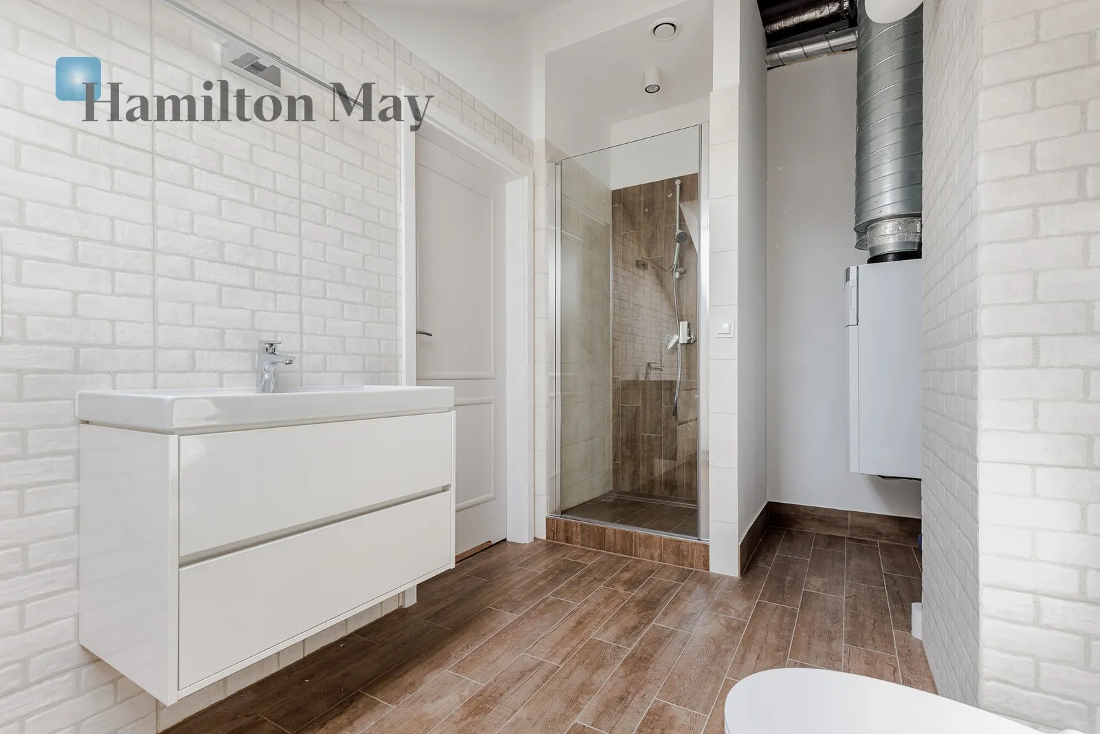 Distance to centre: 15.1 km Price: 15000 PLN Bedrooms: 4 - slider