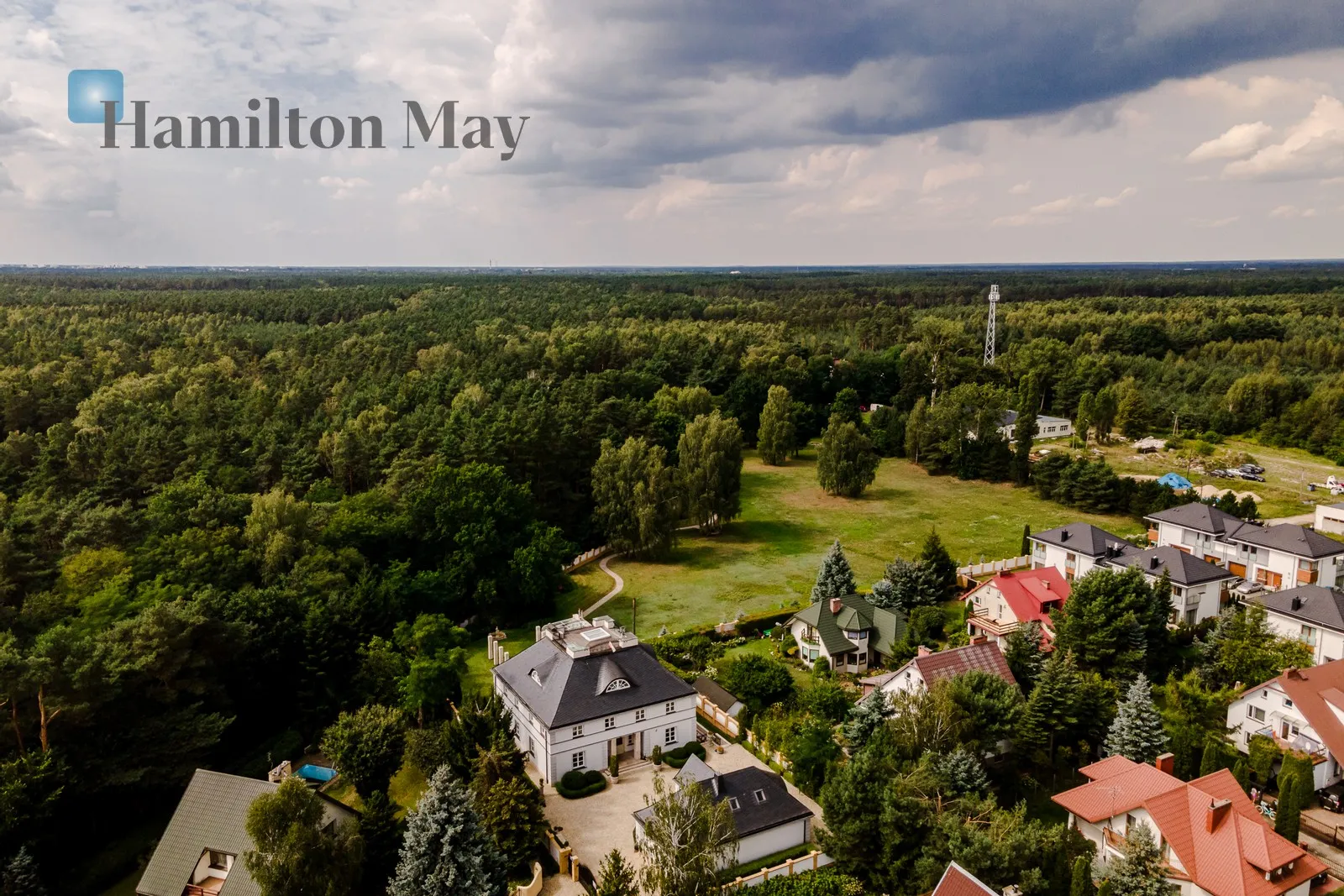 Luxurious, classic property bordering the forest in Nieporęt