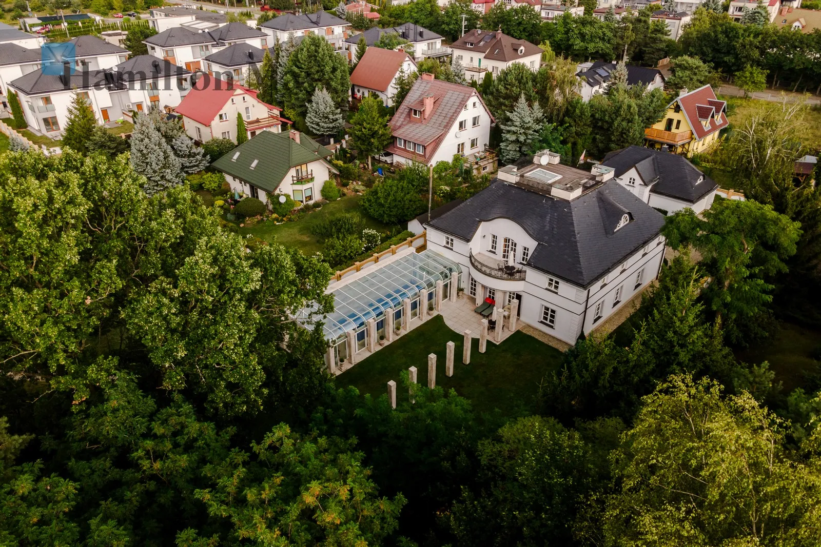 Luxurious, classic property bordering the forest in Nieporęt