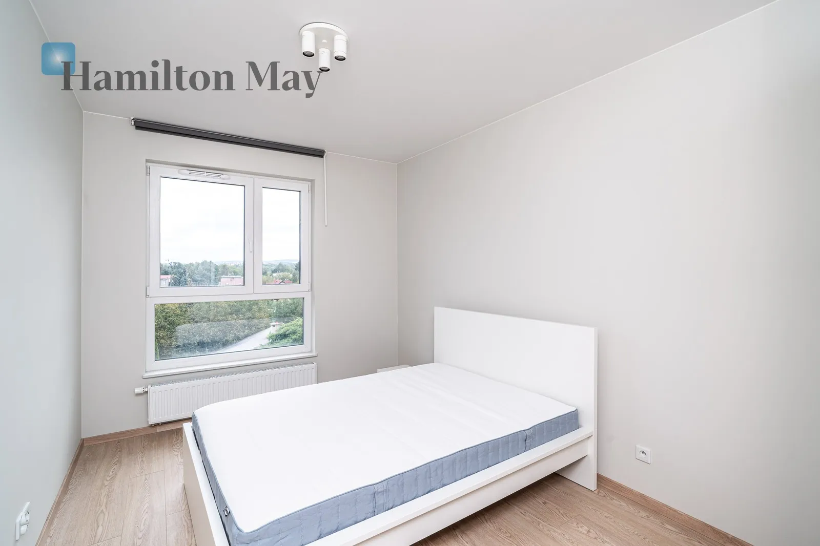 Street: Żołnierska Region: Podgórze Distance to centre: 4.33 km Level: 4 Price: 3300 PLN Bedrooms: 1 Bathrooms: 1 - slider