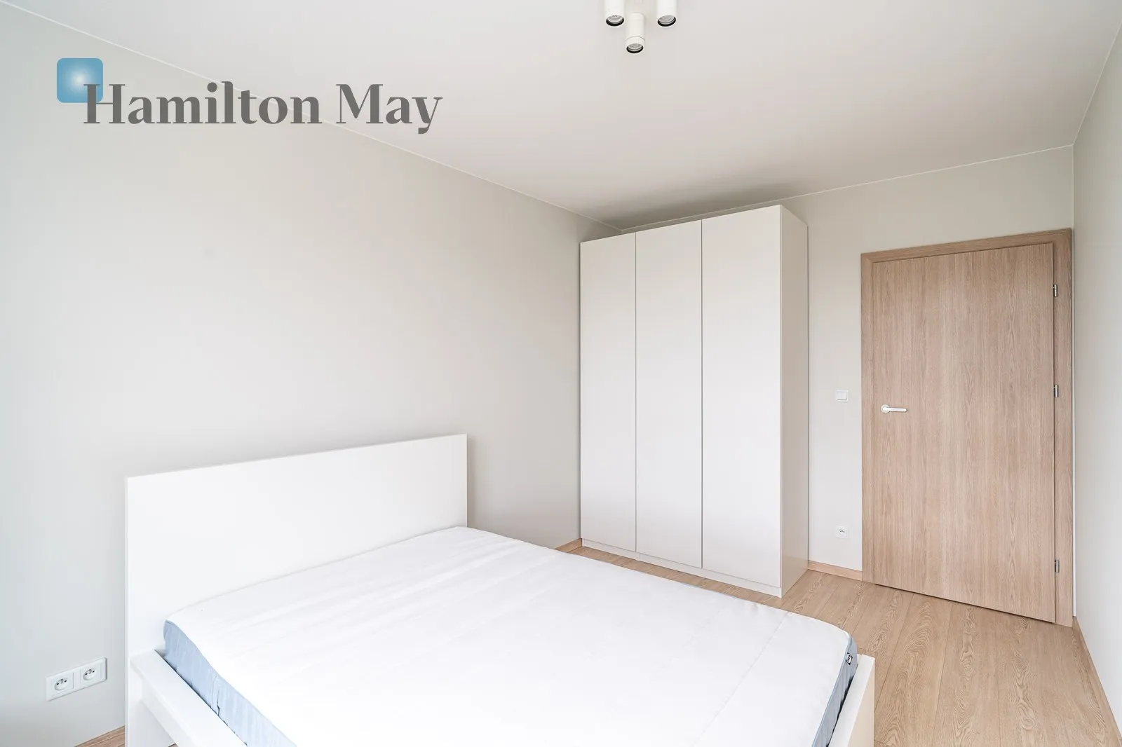 Street: Żołnierska Region: Podgórze Distance to centre: 4.33 km Level: 4 Price: 3300 PLN Bedrooms: 1 - slider