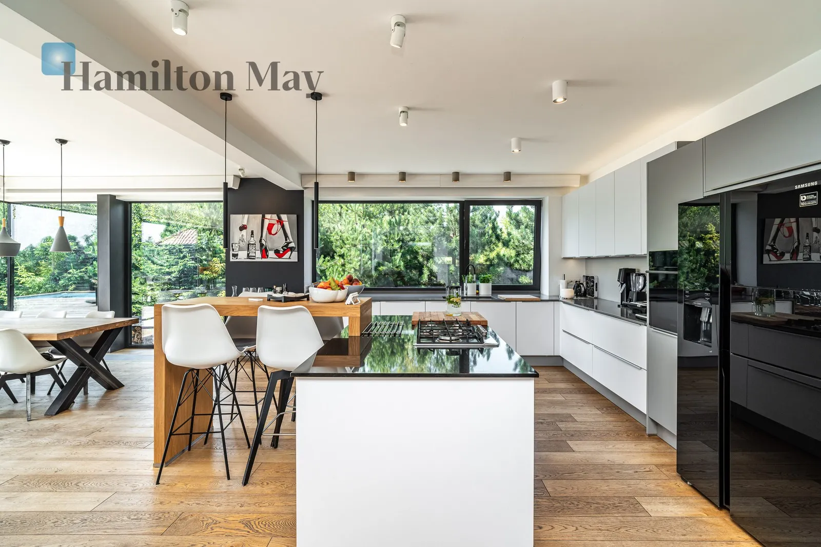 Distance to centre: 16.31 km Price: 5850000 PLN Bedrooms: 4 Bathrooms: 4 Plot size: 10000m2 Price/m2: 10976 PLN - slider