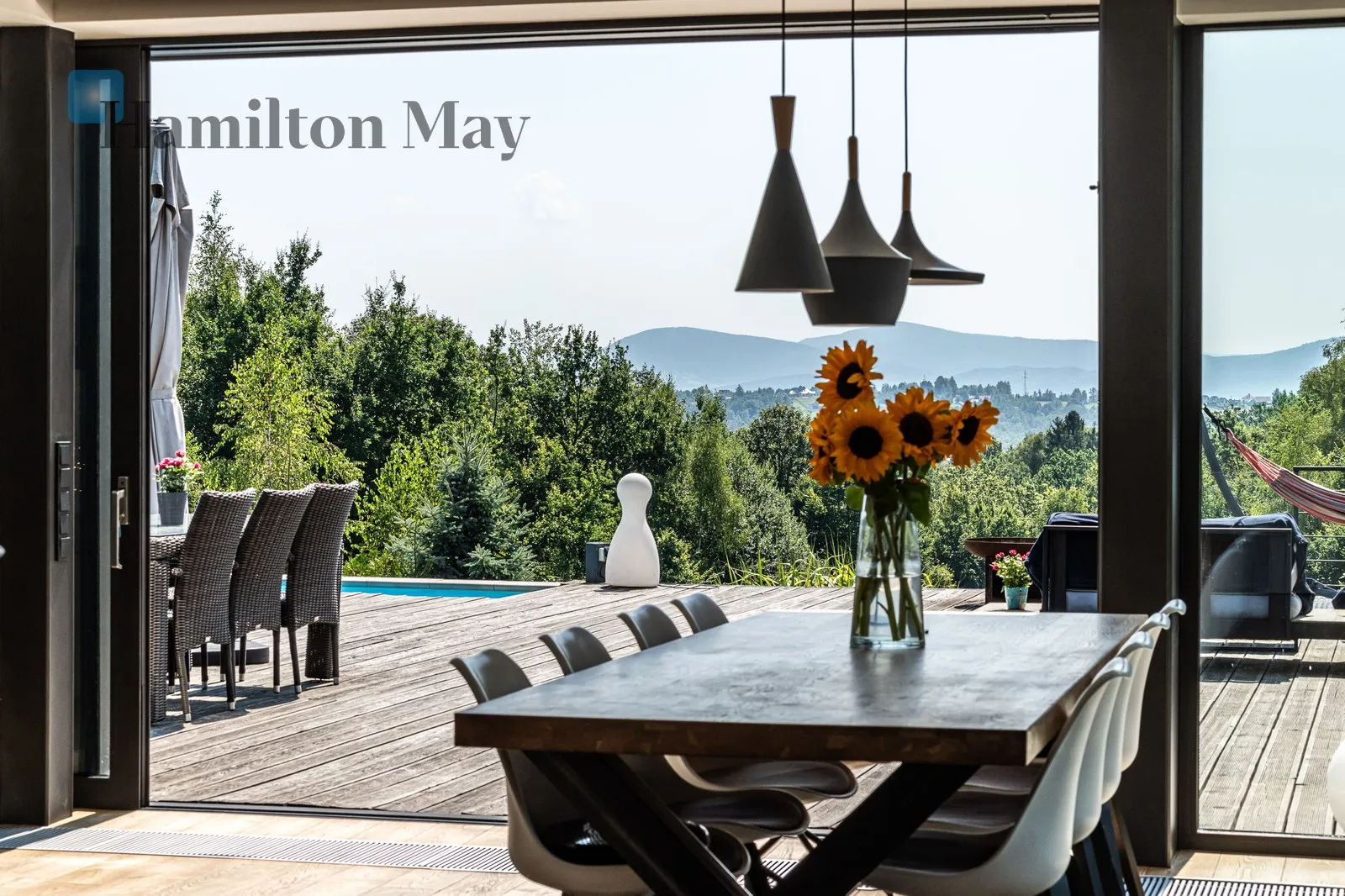 Street: Królowej Polski Region: Włosań Distance to centre: 16.31 km Price: 5850000 PLN Bedrooms: 4 Bathrooms: 4 Plot size: 10000m2 Price/m2: 10976 PLN - slider
