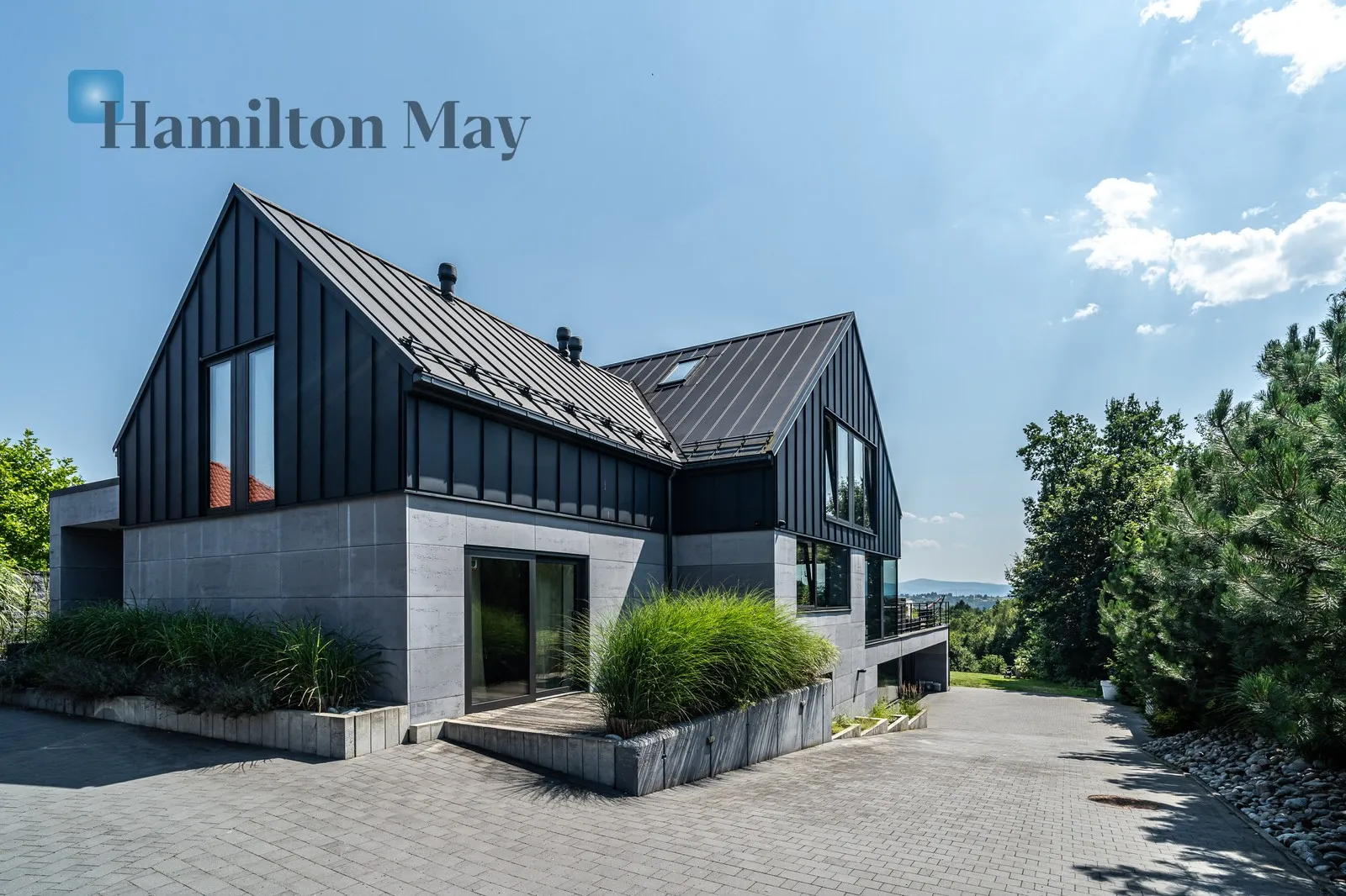 Distance to centre: 16.31 km Price: 5850000 PLN Bedrooms: 4 Bathrooms: 4 Plot size: 10000m2 - slider