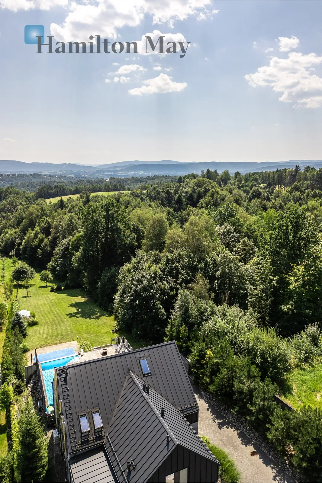 Villa in Mogilany with a heated pool and panoramic mountain views - slider