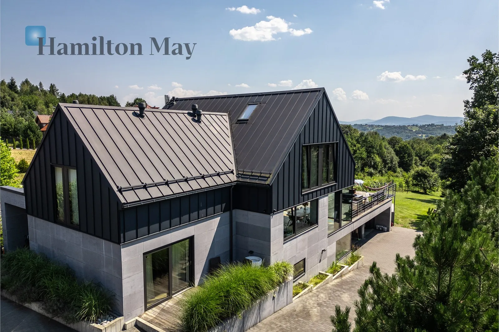 Villa in Mogilany with a heated pool and panoramic mountain views - slider