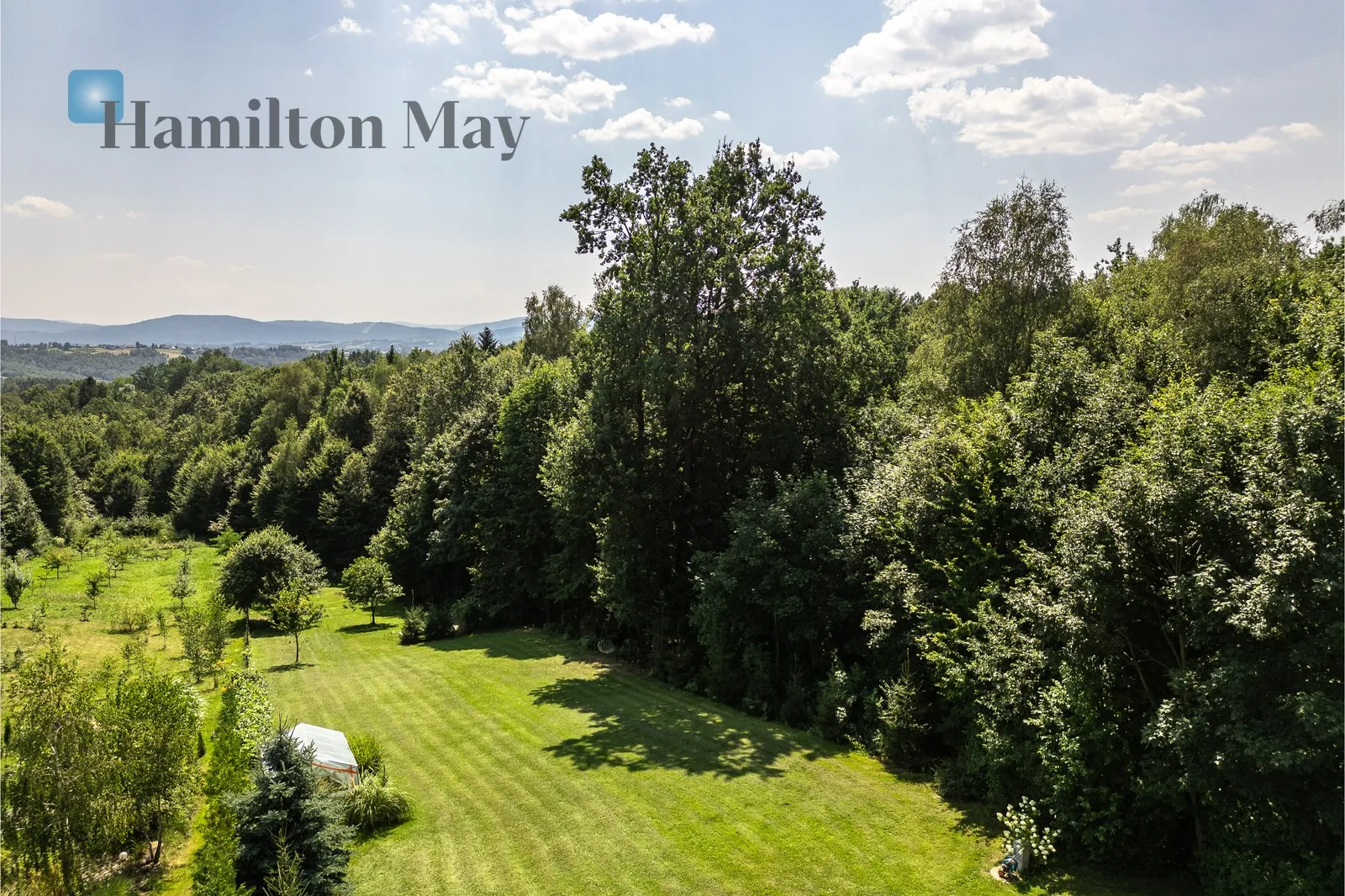 Villa in Mogilany with a heated pool and panoramic mountain views - slider