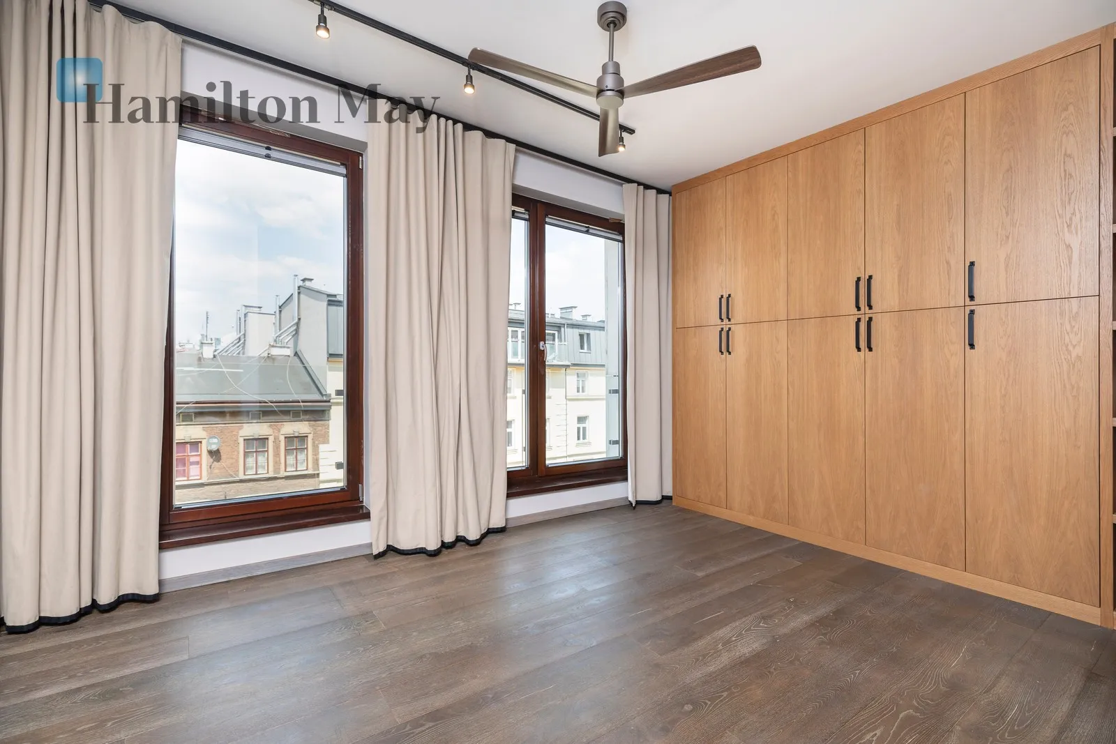 Subregion: Salwator Distance to centre: 1.28 km Level: 4 Price: 6500 PLN Bedrooms: 2 Bathrooms: 2 - slider