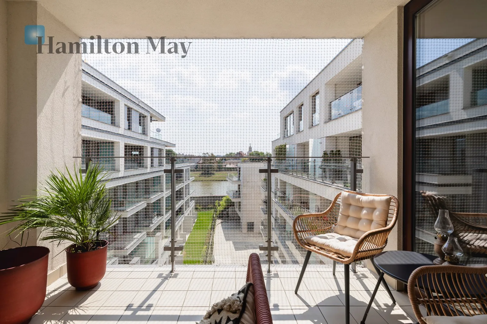 Region: Zwierzyniec Subregion: Salwator Distance to centre: 1.28 km Level: 4 Price: 6500 PLN Bedrooms: 2 Bathrooms: 2 Size: 91m2 Price/m2: 71 PLN - slider