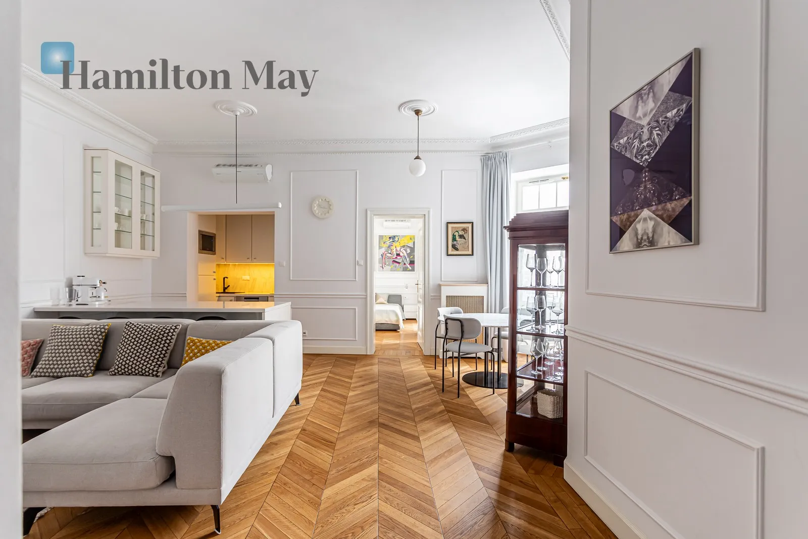 City: Warszawa Street: Hoża Region: Śródmieście Subregion: Śródmieście Północne Distance to centre: 0.4 km Level: 3 Price: 12000 PLN Bedrooms: 2 Bathrooms: 1 Size: 76m2 - slider