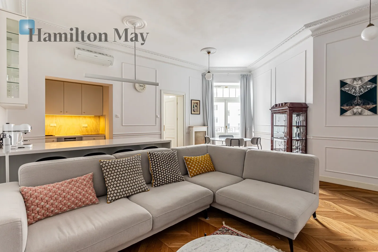 City: Warszawa Street: Hoża Region: Śródmieście Subregion: Śródmieście Północne Distance to centre: 0.4 km Level: 3 Price: 12000 PLN Bedrooms: 2 Bathrooms: 1 - slider