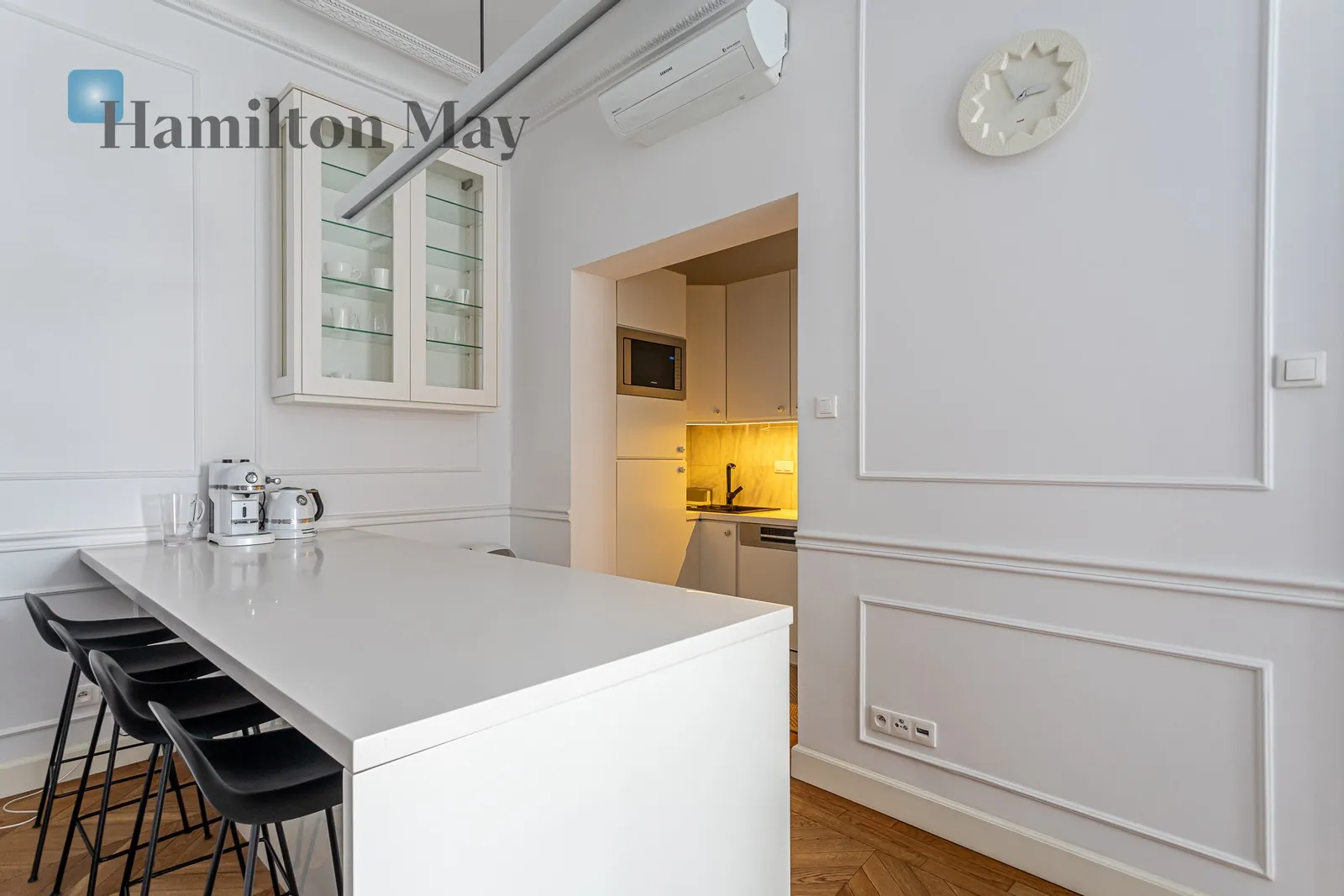 City: Warszawa Street: Hoża Region: Śródmieście Subregion: Śródmieście Północne Distance to centre: 0.4 km Level: 3 Price: 12000 PLN Bedrooms: 2 - slider