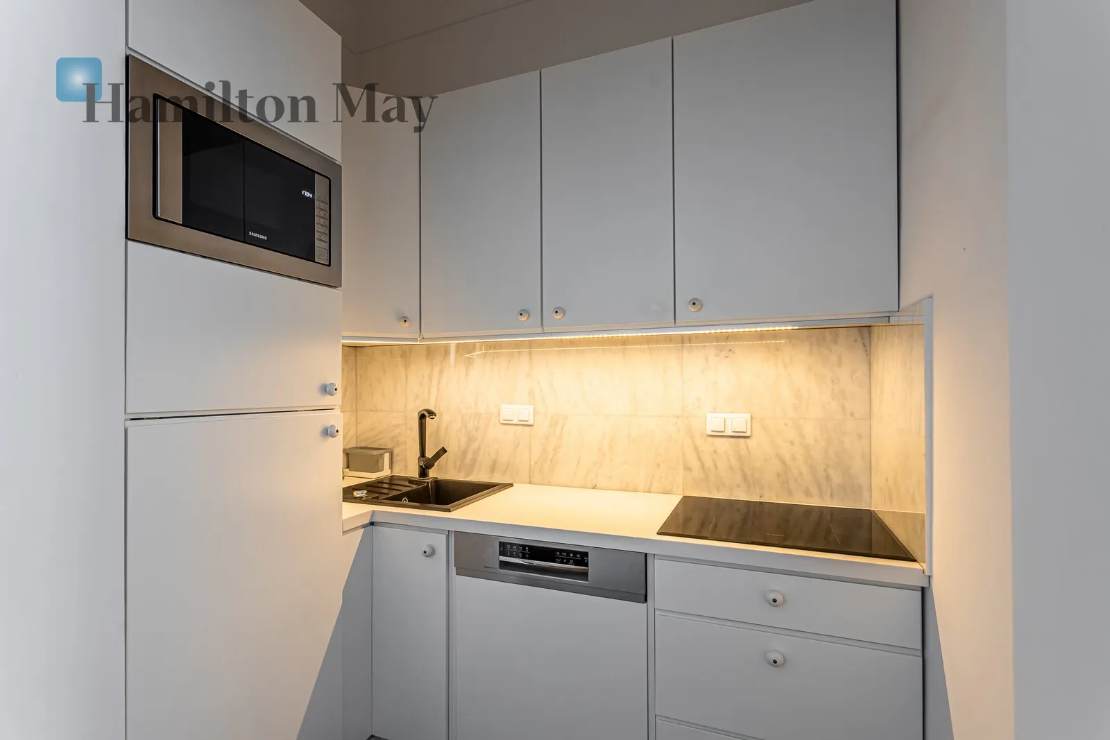 Street: Hoża Region: Śródmieście Subregion: Śródmieście Północne Distance to centre: 0.4 km Level: 3 Price: 12000 PLN Bedrooms: 2 Bathrooms: 1 - slider