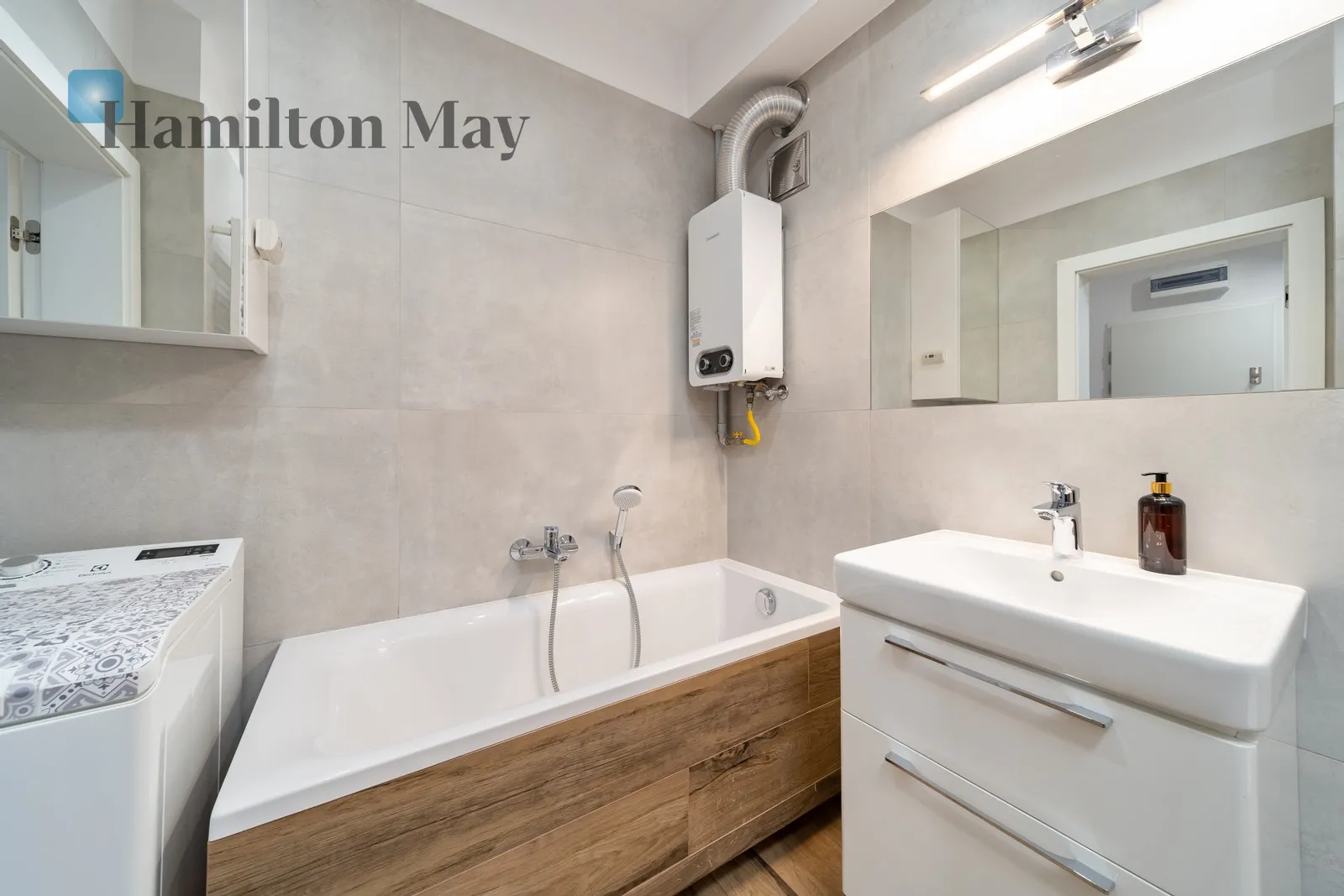 Distance to centre: 1.38 km Level: 2 Price: 3700 PLN Bedrooms: 2 Bathrooms: 1 Size: 56m2 Price/m2: 66 PLN - slider