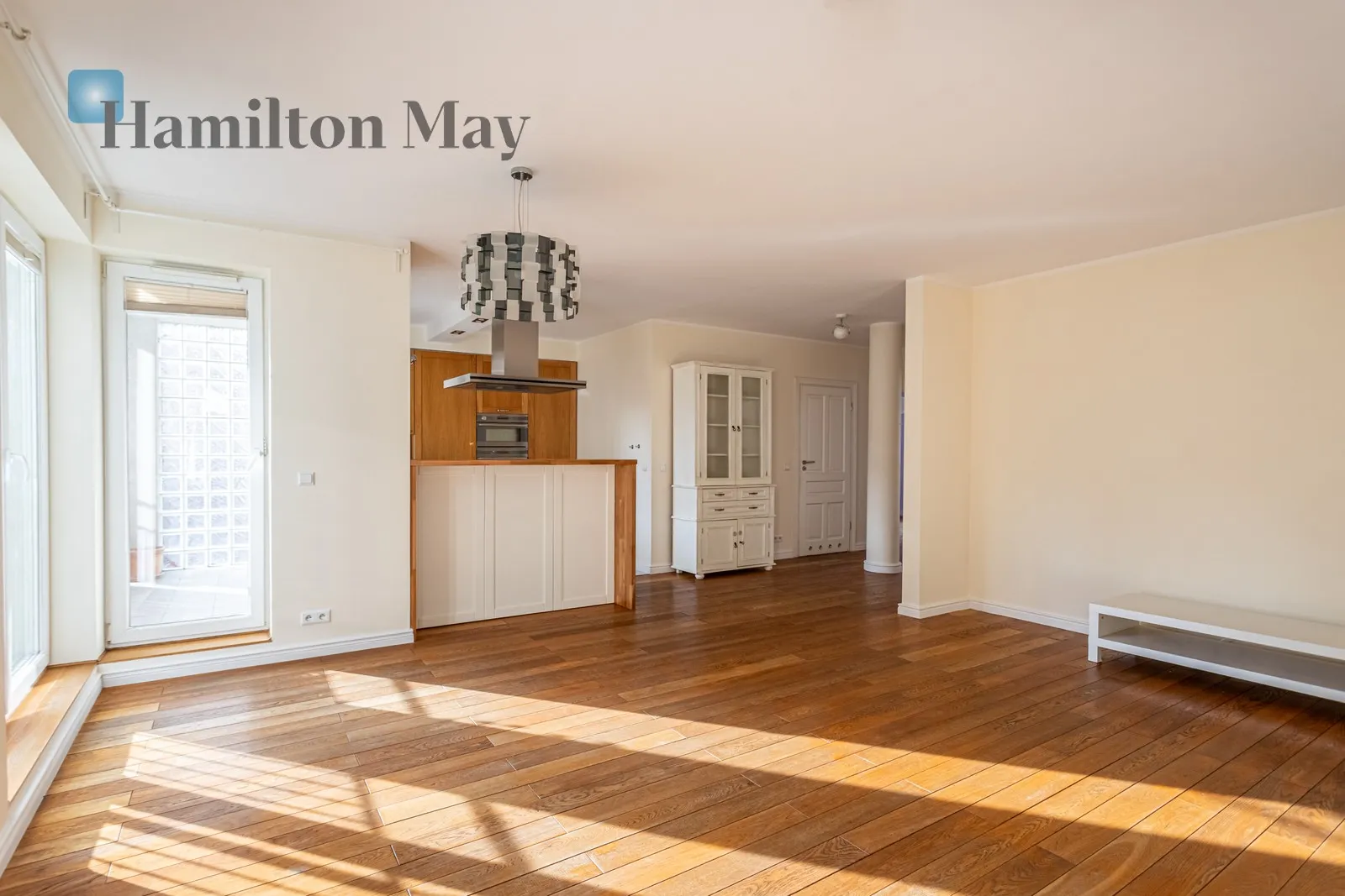 Street: Tarchomińska Region: Praga-Północ Subregion: Szmulowizna Distance to centre: 3.83 km Level: 5 Price: 7000 PLN Bedrooms: 3 Bathrooms: 2 - slider