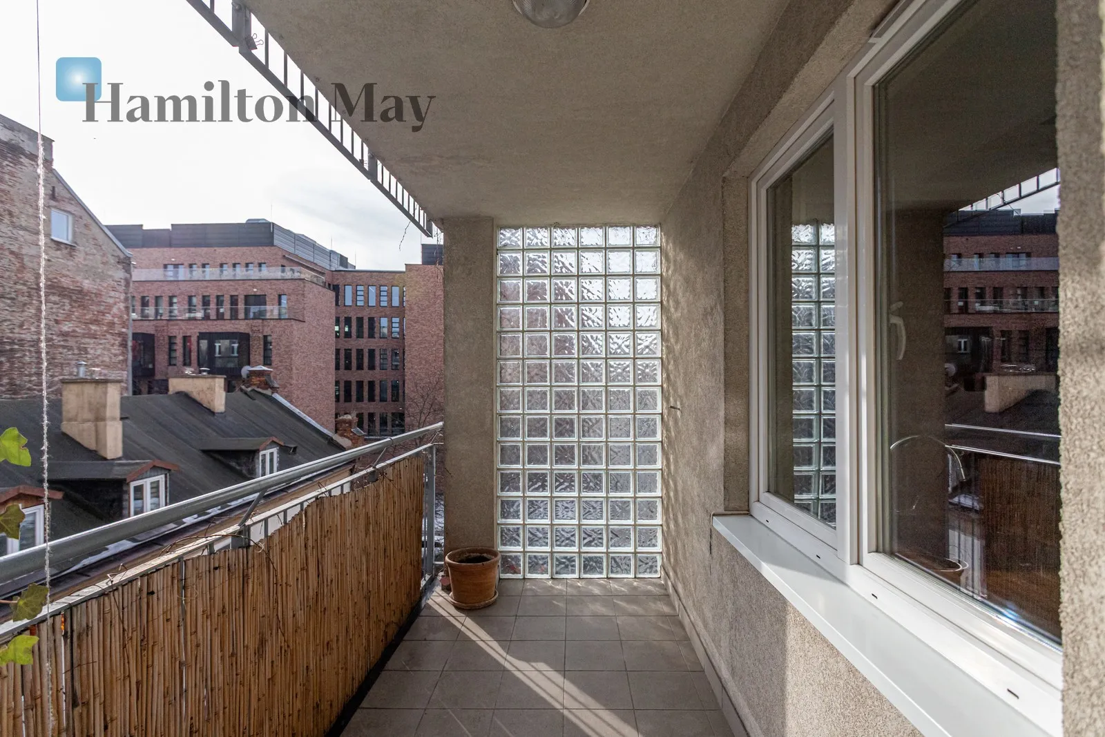 Distance to centre: 3.83 km Level: 5 Price: 7000 PLN Bedrooms: 3 Bathrooms: 2 - slider