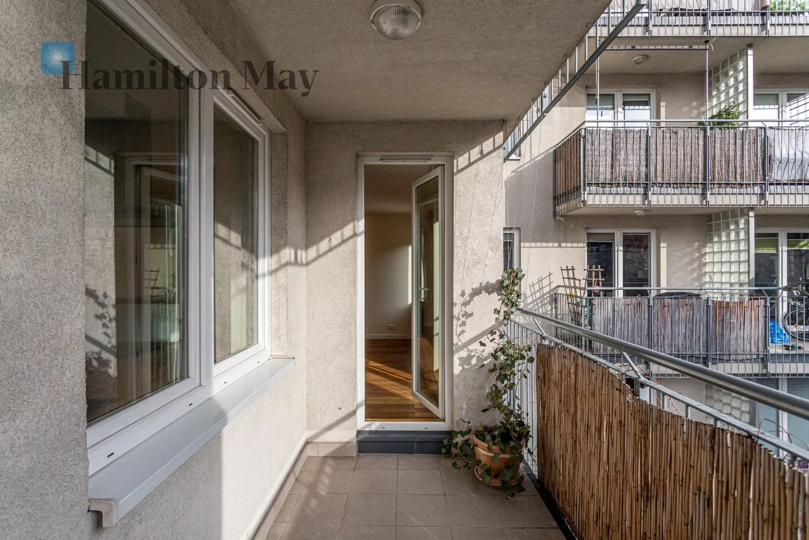 Price: 7000 PLN Bedrooms: 3 Bathrooms: 2 Size: 127m2 Price/m2: 55 PLN - slider