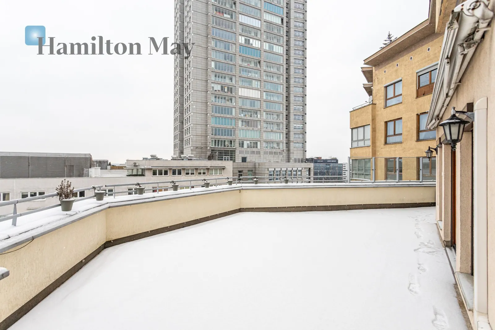 Wygodny penthouse z pięknym tarasem w okolicach centrum handlowego Arkadia - slider